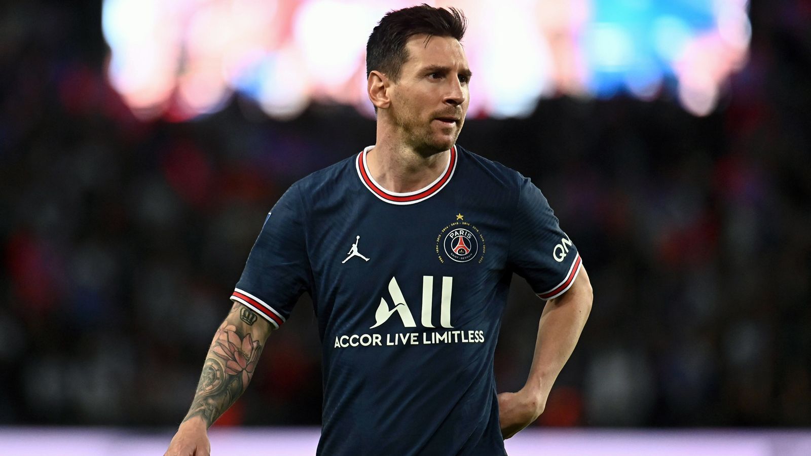 
                <strong>Lionel Messi</strong><br>
                Der Argentinier Lionel Messi kam 2021 als vermeintlicher Messias nach Paris. Nach nur einem Jahr aber ist die frühere Barca-Ikone bei den PSG-Fans eher der Sündenbock für das erneut vorzeitige Aus in der Champions League. Daher könnte es möglicherweise schon 2022 zu einer Trennung zwischen dem Ligue-1-Krösus und Messi kommen, obwohl dessen Vertrag noch eine weitere Saison läuft. Zuletzt wurde über einen möglichen MLS-Wechsel des 34-Jährigen spekuliert. Konkret geht es um einen Transfer zu Inter Miami, dem Klub von David Beckham.
              