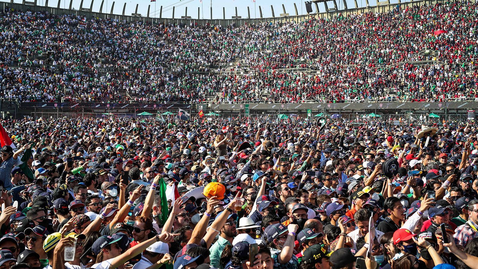 
                <strong>Gewinner: Die Formel 1</strong><br>
                Mit Volksfeststimmung ist die Atmosphäre beim Großen Preis von Mexiko noch viel zu unzureichend beschrieben. Insbesondere Lokalmatador Sergio Perez wurde von den Mexikanern lautstark angefeuert. Die Begeisterung für die Formel 1 ist in dem Land unglaublich groß und lässt auch die manchmal so sterile Serie gut aussehen. Nicht an jeder Strecke wird die Serie derart gefeiert, sodass die Formel-1-Bosse gut beraten wären, langfristig in Mexiko zu fahren. Denn eine bessere Atmosphäre wird es wohl nirgends geben. 
              
