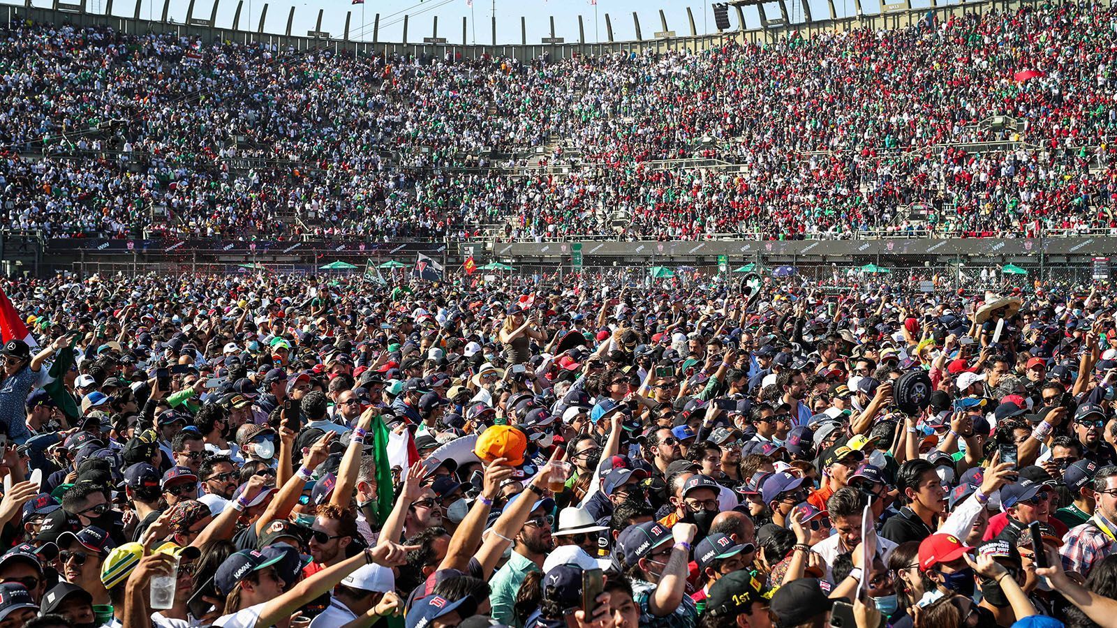 
                <strong>Gewinner: Die Formel 1</strong><br>
                Mit Volksfeststimmung ist die Atmosphäre beim Großen Preis von Mexiko noch viel zu unzureichend beschrieben. Insbesondere Lokalmatador Sergio Perez wurde von den Mexikanern lautstark angefeuert. Die Begeisterung für die Formel 1 ist in dem Land unglaublich groß und lässt auch die manchmal so sterile Serie gut aussehen. Nicht an jeder Strecke wird die Serie derart gefeiert, sodass die Formel-1-Bosse gut beraten wären, langfristig in Mexiko zu fahren. Denn eine bessere Atmosphäre wird es wohl nirgends geben. 
              