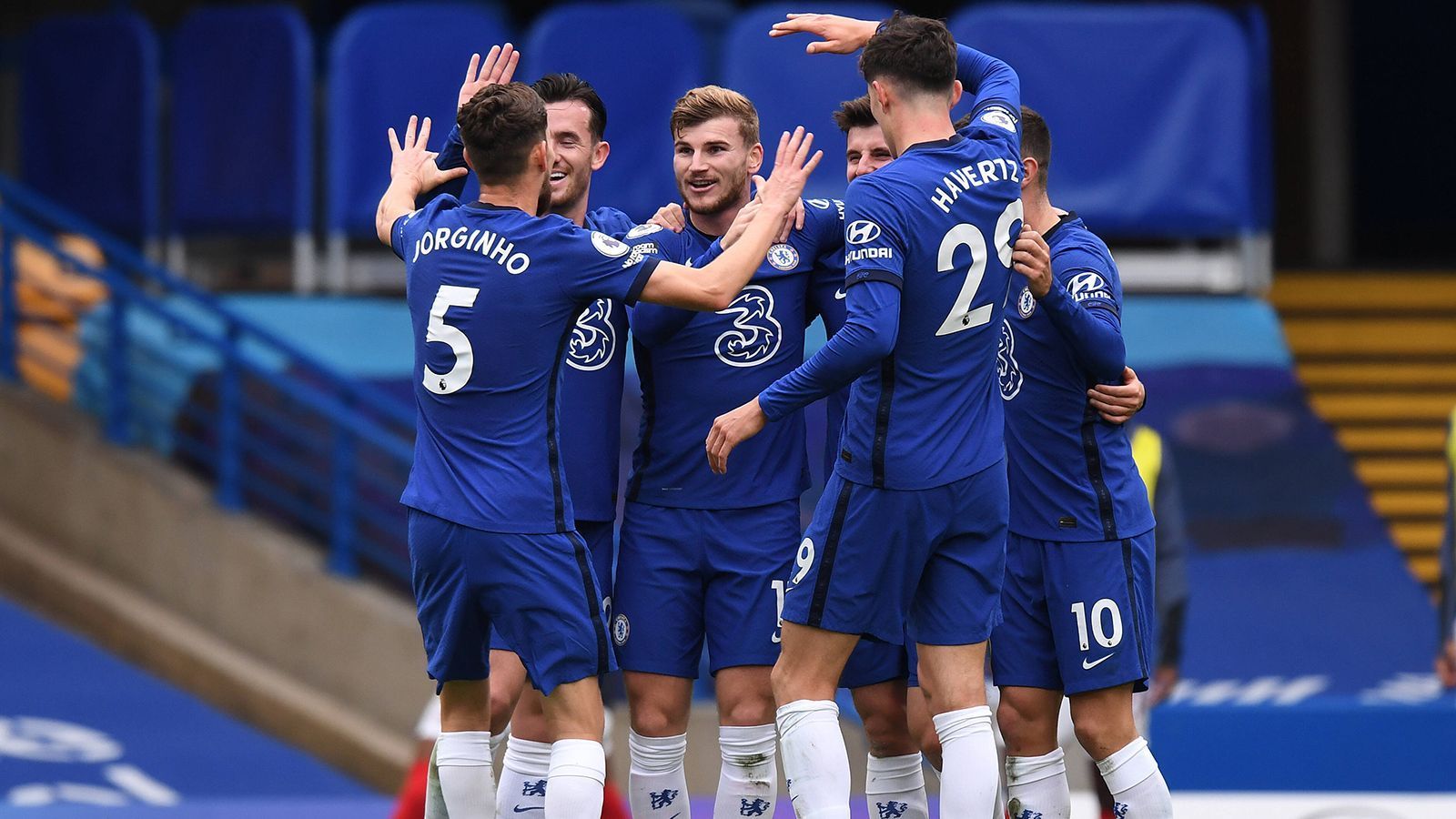 
                <strong>Platz 8: FC Chelsea</strong><br>
                Zumindest auf dem Transfermarkt kam im Sommer niemand an den Blues vorbei. Rund 250 Millionen Euro haben die Londoner unter anderem für die beiden Deutschen Hoffnungsträger Timo Werner und Kai Havertz ausgegeben. In der Premier League ballert sich die neu formierte Offensive schon fleißig warm - 13 Tore in fünf Spielen. Viel Arbeit hat Chelsea aber noch im Spiel gegen den Ball: acht Gegentore und dabei jeweils drei von West Brom und Southampton sollten zum Nachdenken anregen. Nach zwei Jahren in der Europa League schafften es die Blues letzte Saison wieder ins Achtelfinale der Königsklasse, scheiterten dort aber an den Bayern. In der Gruppenphase der neuen Spielzeit treffen Frank Lampard und Co. auf den FC Sevilla, FK Krasnodar und Stade Rennes - alles andere als Platz 1 sollte eine Enttäuschung sein. (FC Chelsea - FC Sevilla, am Dienstag ab 21 Uhr im Liveticker auf ran.de)
              