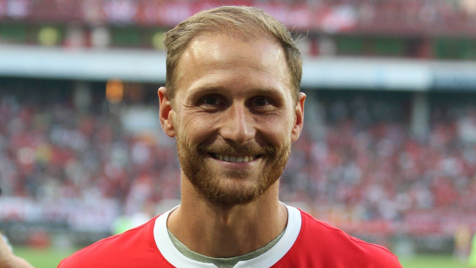 
                <strong>Benedikt Höwedes (Lokomotive Moskau)</strong><br>
                Der langjährige Kapitän des FC Schalke 04 trifft mit seinem neuen Club in der Gruppe D erst auf Galatasaray Istanbul, bevor es ein Wiedersehen mit den Knappen und anschließend die Duelle gegen den FC Porto gibt. Höwedes stand bislang in 66 Europapokal-Spielen auf dem Platz.
              