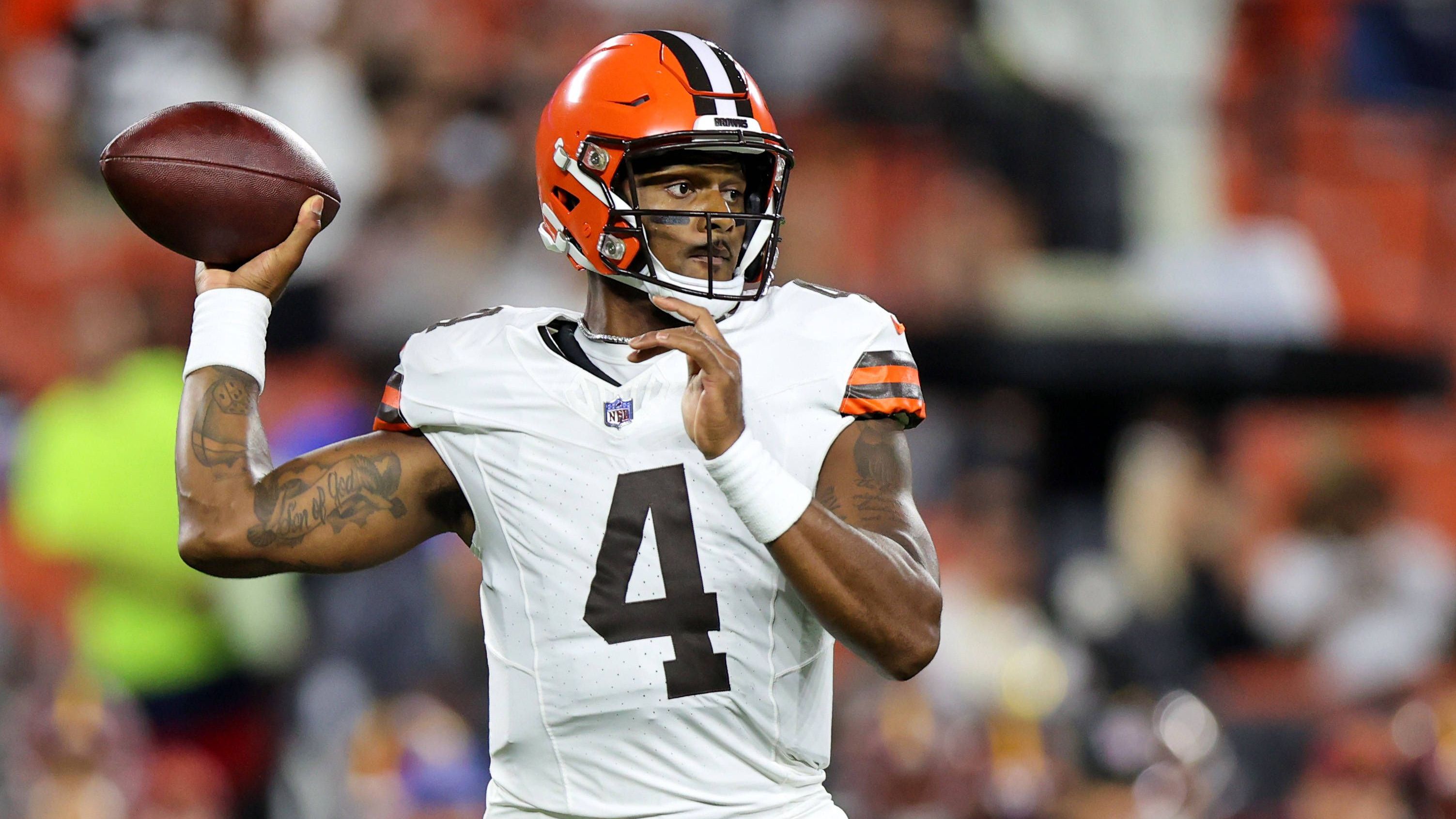 <strong>Cleveland Browns: Offensive (Schwächen)</strong>&nbsp;<br>Diese müssen von Quarterback Deshaun Watson in Szene gesetzt werden. Der 27-Jährige, der sich <a href="https://www.ran.de/sports/american-football/nfl/news/deshaun-watson-geringe-strafe-darum-sperrte-ihn-die-nfl-nur-fuer-elf-spiele-106227">Dutzenden Vorwürfen sexuellen Missbrauchs</a> ausgesetzt sieht, konnte auf dem Rasen nach dem Absitzen seiner Sperre nicht an die alte Form anknüpfen. Das Potenzial steht bei ihm außer Frage, aber die Browns haben sich bisher mit dem Trade für ihn nicht nur ein moralisches, sondern auch ein sportliches Eigentor geschossen.&nbsp;