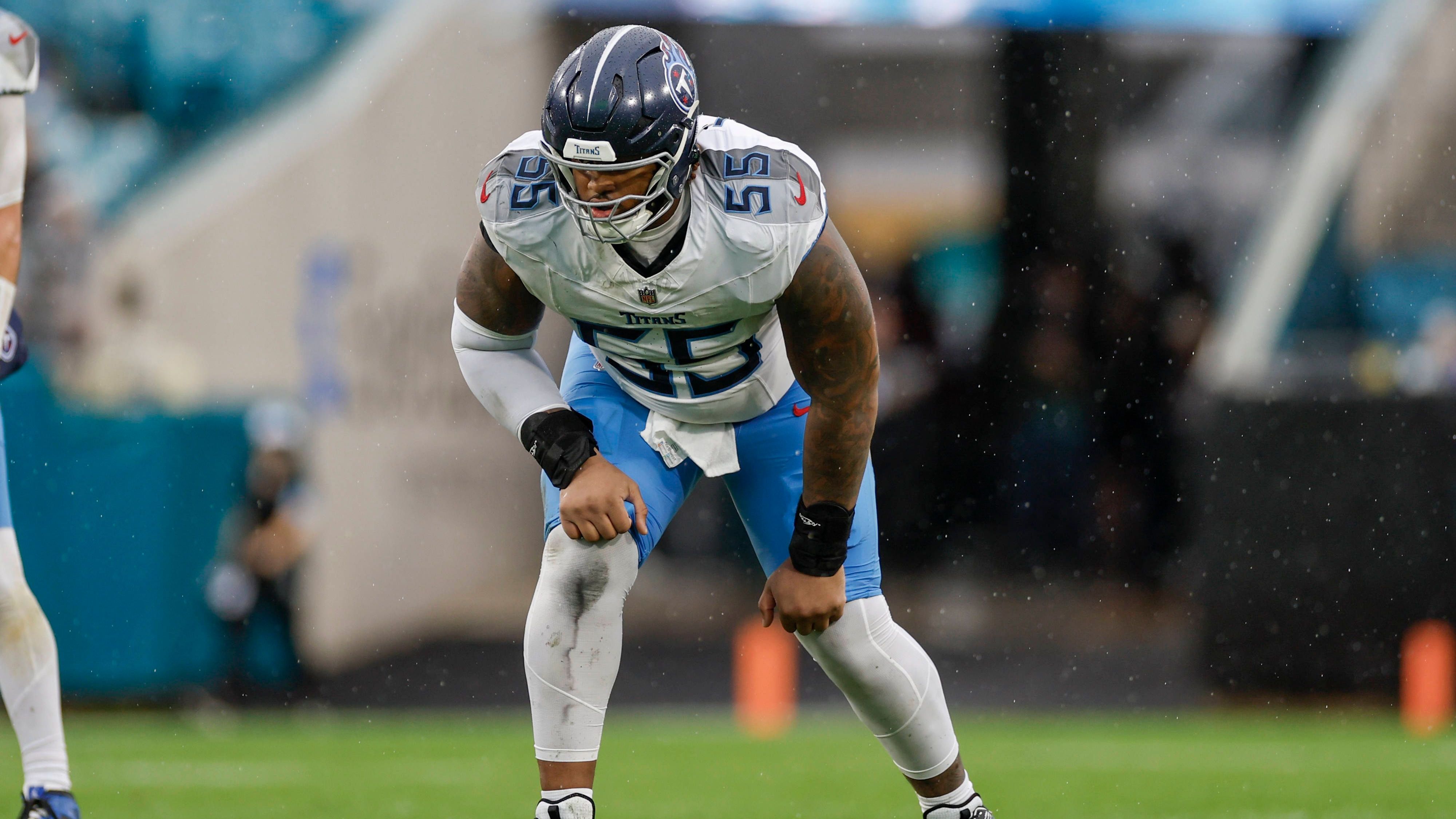 <strong>Tennessee Titans: J.C. Latham (Offensive Tackle)</strong><br>Als Rookie musste J.C. Latham 2024 auf Left Tackle ran, eigentlich nicht seine bevorzugte Position. Der Erstrundenpick schlug sich solide, zeigte aber auch Schwächen mit sieben zugelassenen Sacks. Zur neuen Saison rückt er zurück auf die bevorzugte rechte Seite. Mit seiner Physis und Präsenz soll er Cam Ward absichern und sich als fester Eckpfeiler der Titans-Line etablieren.