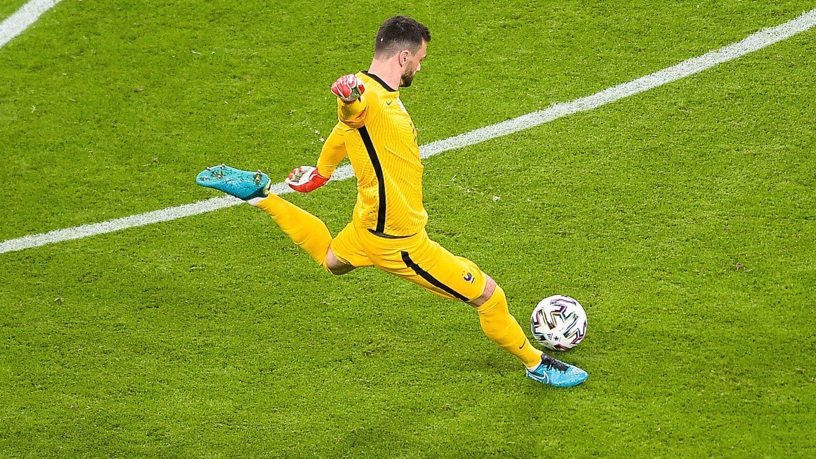 
                <strong>Hugo Lloris (Frankreich)</strong><br>
                Die Reizfigur des Abends. Bringt mit seinem ständigen Zeitspiel bei eigenen Abschlägen immer wieder die deutschen Fans gegen sich auf. Auf dem Rasen gegen größtenteils harmlose Deutsche ansonsten zumeist ohne Beschäftigung. ran-Note: 3
              