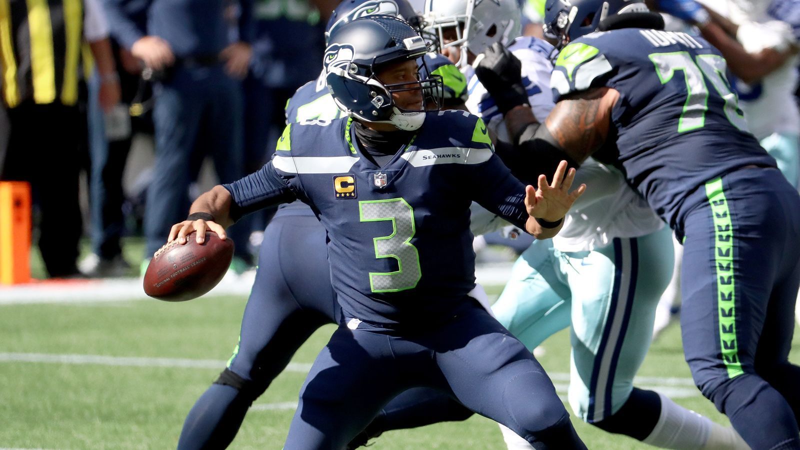 
                <strong>Gewinner: Russell Wilson</strong><br>
                Let Russ cook. Dann passieren wundersame Dinge. Wie nun schon zum dritten Mal in Folge in dieser Saison. Russell Wilson warf gegen die Dallas Cowboys für 315 Yards und fünf Touchdowns. Macht 14 TDs nach drei Spielen - NFL-Rekord. Der Quarterback der Seattle Seahawks ist ganz klar auf Kurs MVP-Titel. Es wäre sein erster. Eigentlich unglaublich.
              