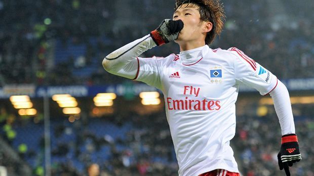 
                <strong>ANGRIFF: Heung-Min Son (Bayer Leverkusen)</strong><br>
                Heung-Min Son kam 2008 im Rahmen einer Kooperation mit dem südkoreanischen Verband in die Nachwuchsakademie der Hamburger. Wurde nach seinem Debüt für die Profis schnell zum Publikumsliebling - und mitten im Chaos zum Hoffnungsträger. Wechselte nach drei intensiven Jahren bei den Profis (73 Spiele/20 Tore) nach Leverkusen.
              