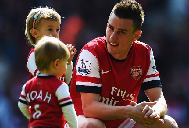 
                <strong>Linke Innenverteidigung: Laurent Koscielny (28, Frankr., FC Arsenal)</strong><br>
                Daneben verteidigt mit Laurent Koscielny ein FA-Cup-Sieger. Kurios: Der Franzose lässt mit 42 Prozent nicht nur Chelsea Gary Cahill (34 Prozent), sondern mit Per Mertesacker auch seinen Nebenmann beim FC Arsenal hinter sich. Mertesacker erreicht elf Prozent der Stimmen.
              
