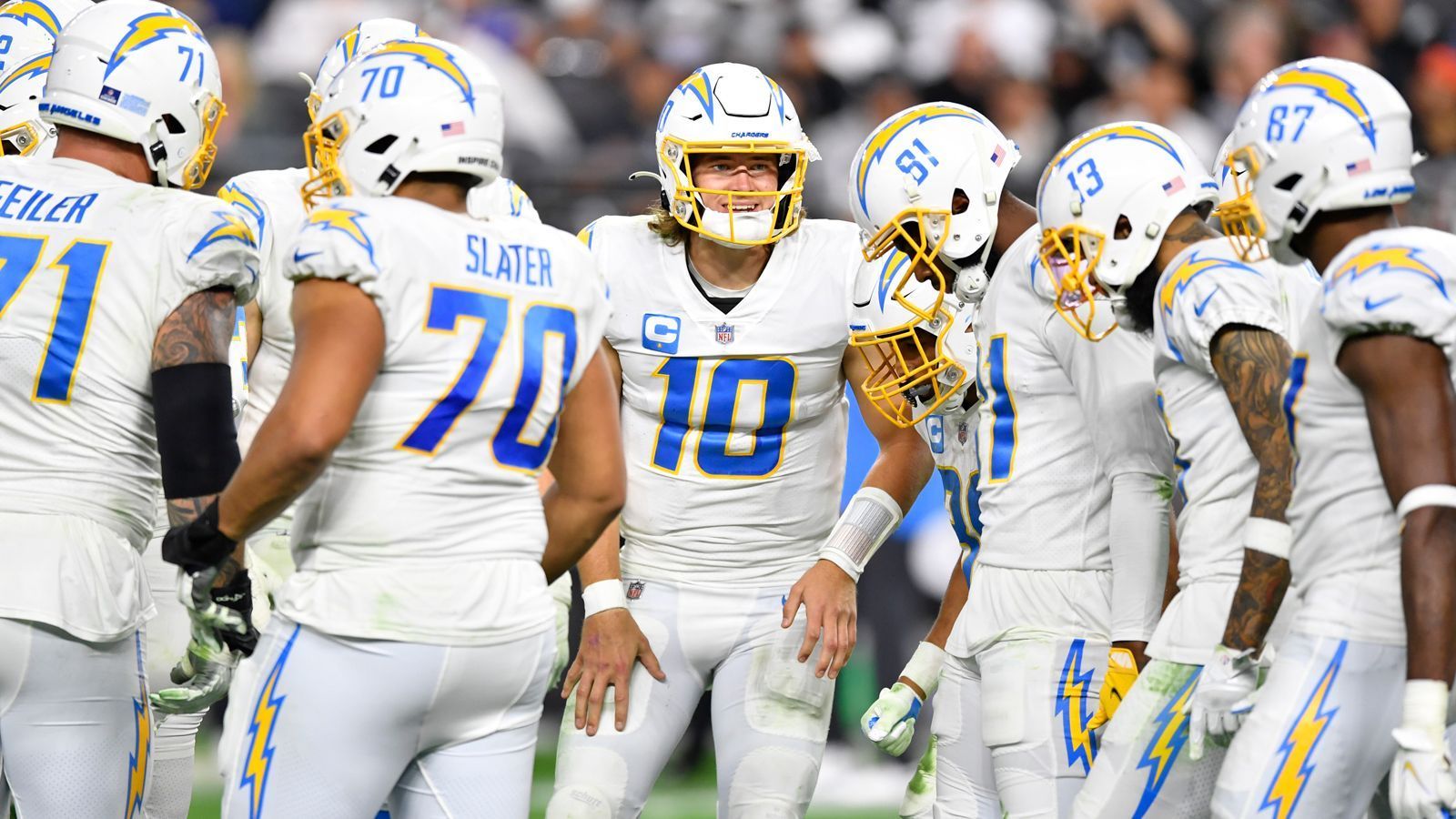 
                <strong>Gewinner: Los Angeles Chargers</strong><br>
                Die Los Angeles Chargers haben ihre Hausaufgaben in der Offseason gemacht. In der Free Agency kamen mit Khalil Mack und J.C. Jackson zwei Defensiv-Kracher. Mit O-Liner Zion Johnson als Erstrunden-Pick haben die Kalifornier im Draft außerdem einen weiteren hochgehandelten Beschützer für Quarterback Justin Herbert gefunden. Dank der Verstärkungen könnten die Chargers nicht nur erstmals seit der Saison 2018 wieder in die Playoffs einziehen, sondern vielleicht sogar in Richtung Vince Lombardi Trophy schielen.
              