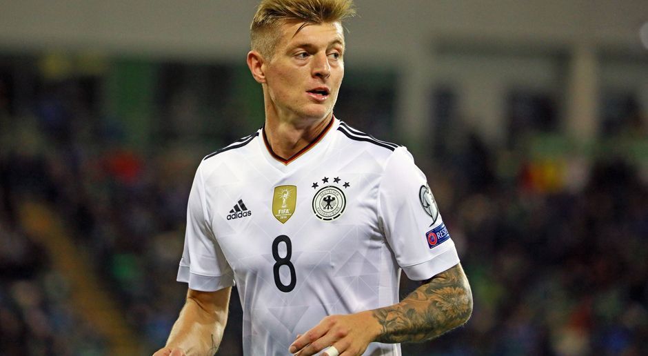 
                <strong>Toni Kroos</strong><br>
                Eine gewohnt starke Partie des Mittelfeldstrategen, der sich kaum Fehlpässe leistet und weiß, wann er den Ball wohin bringen muss. Offensiv kommt er erst in der Schlussphase einmal nennenswert zum Zug. ran-Note: 2. 
              