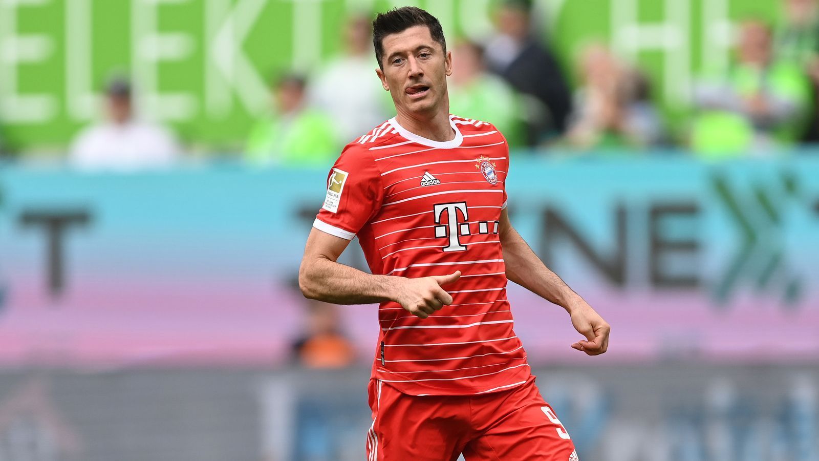 
                <strong>Platz 1 - Robert Lewandowski</strong><br>
                &#x2022; Ablösesumme: 45 Millionen Euro<br>&#x2022; Aufnehmender Verein: FC Barcelona<br>&#x2022; Abgebender Verein: FC Bayern München<br>&#x2022; Alter zum Zeitpunkt des Transfers: 33 Jahre (Juli 2022)<br>
              