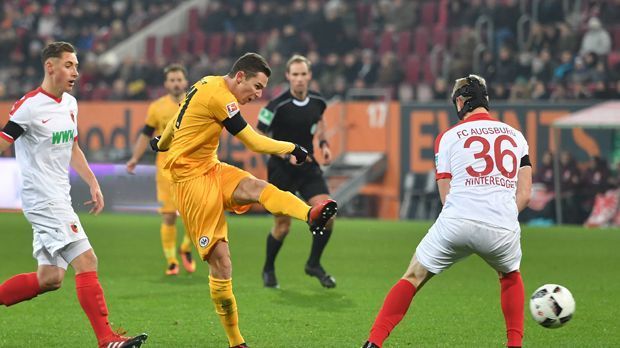 
                <strong>Eintracht Frankfurt – FC Augsburg</strong><br>
                Eintracht Frankfurt – FC Augsburg (Samstag, 15 Uhr im Liveticker): Aus der Überraschungsmannschaft der Hinrunde ist das Sorgenkind der Rückrunde geworden, die Eintracht droht nach nur drei Punkten aus zehn Spielen sogar noch in den Abstiegskampf zu rutschen. Dort steckt der FCA schon länger. Das Selbstvertrauen nach dem Sieg gegen Köln reicht in Frankfurt aber für einen Punkt. ran.de-Tipp: 1:1
              