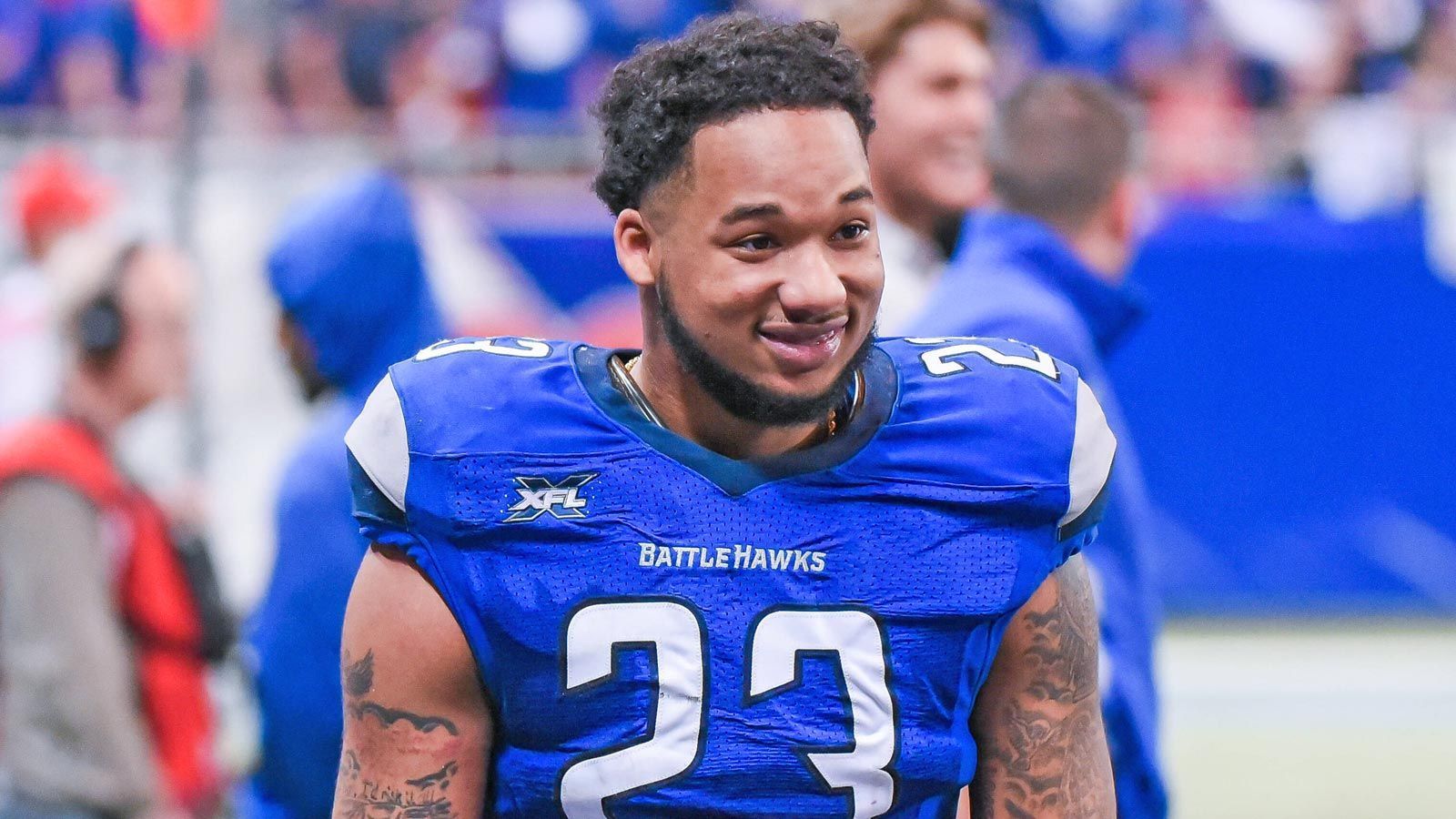 
                <strong>Gewinner: Kenny Robinson (Safety, St. Louis BattleHawks) </strong><br>
                Obwohl die St. Louis BattleHawks in einer ereignisarmen Partie gegen die DC Defenders verloren haben, wusste Safety Kenny Robinson erneut zu überzeugen. Bereits im ersten Viertel gelang ihm gegen Quarterback Cardale Jones eine spektakuläre Interception. Damit betreibt Robinson weiterhin Eigenwerbung für den anstehenden NFL-Draft. Robinson wäre der erste Spieler, der direkt aus der XFL in die NFL gedraftet werden könnte, womit er NFL-Geschichte schreiben würde. Wegen seiner starken Leistungen in der XFL könnte Robinson zum absoluten Steal im kommenden Draft werden. 
              