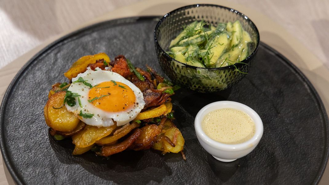 Chorizo-Salbei-Gröstl mit Spiegelei, Gurkensalat und Orangen-Aioli.