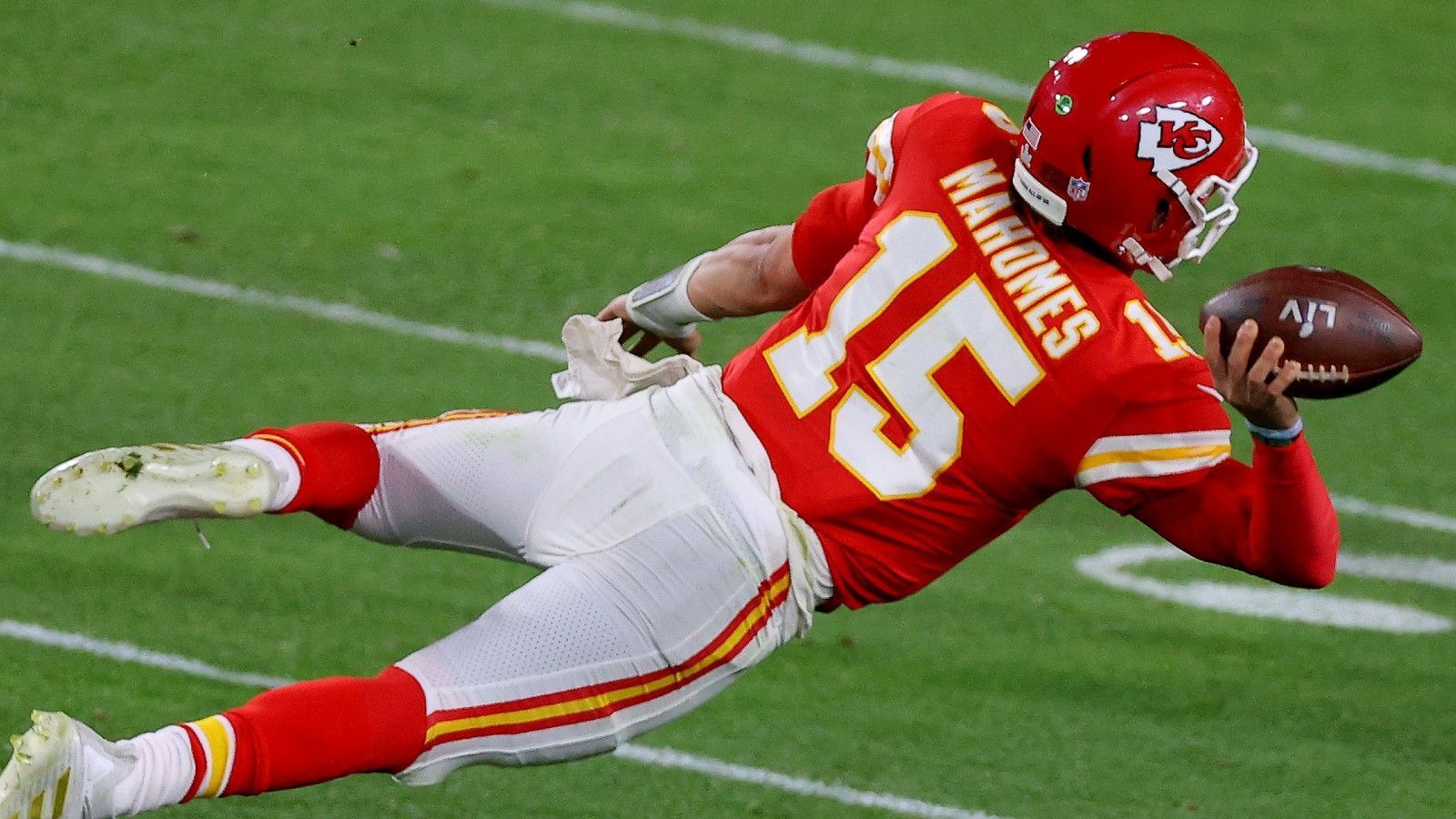 
                <strong>Kein Touchdown unter Mahomes</strong><br>
                Der Super Bowl gegen die Bucs war das erste Chiefs-Spiel unter Patrick Mahomes, in dem in den ersten sieben Drives kein Touchdown gelang. Weil am Ende nicht ein einziger Touchdown zu Buche stand, war es zudem das erste Spiel einer von Mahomes geführten Offense seit seiner College-Zeit an der Texas Tech, in dem kein Touchdown erzielt werden konnte. Genauer gesagt seit 2016.
              