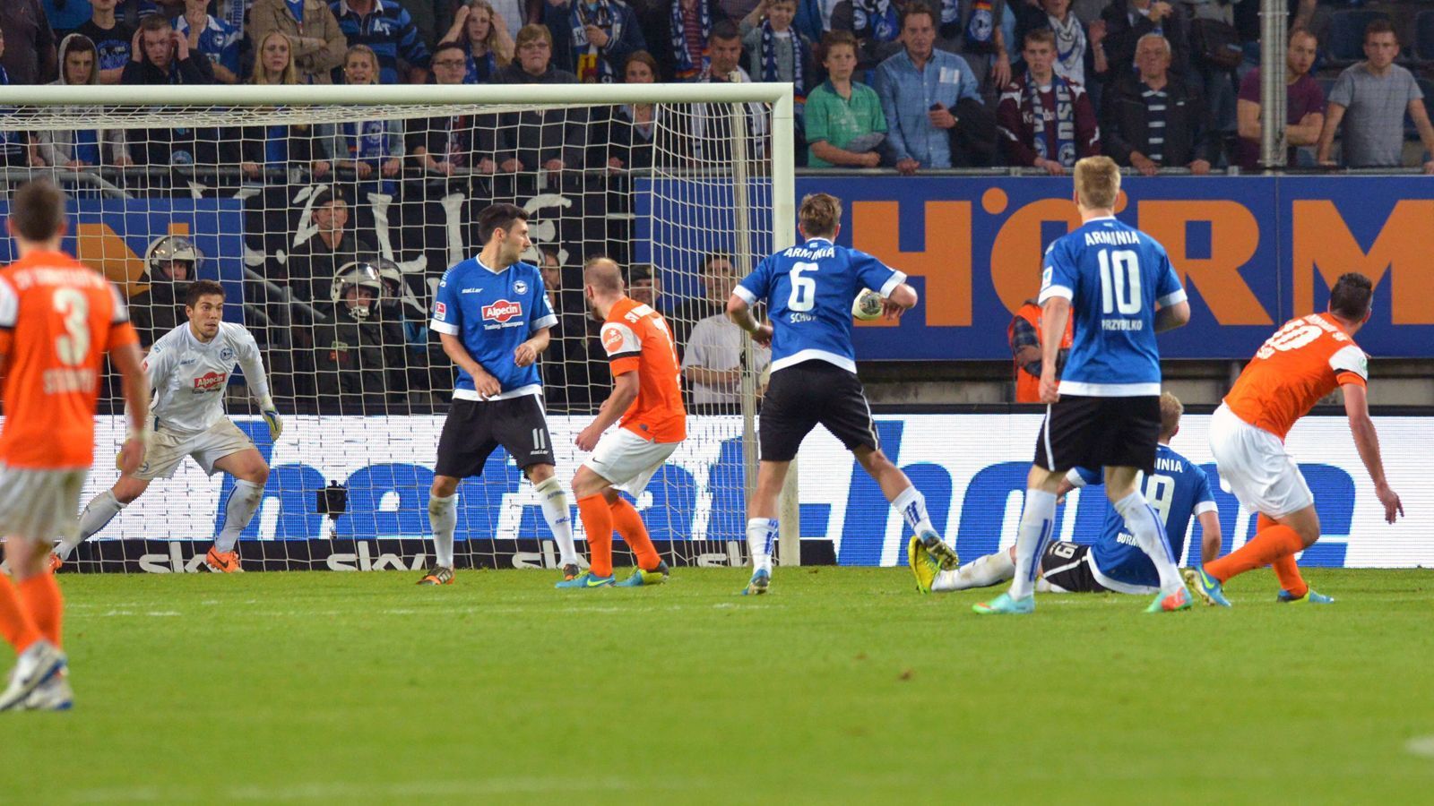 
                <strong>Elton da Costa (SV Darmstadt)</strong><br>
                Die Relegation zur 2. Bundesliga im Jahr 2014 hatte es in sich. Darmstadt und Bielefeld lieferten sich vor allem im Rückspiel einen unglaublichen Schlagabtausch. Dabei schienen die Fronten nach dem ersten Spiel und einem 3:1-Auswärtserfolg Bielefeld in Darmstadt bereits geklärt zu sein - weit gefehlt, wie man heute weiß. Die Darmstädter unter dem damaligen Trainer Dirk Schuster holten den Rückstand schon nach gut 80 Minuten auf und so ging es in die Verlängerung. Dort lief es zunächst erneut zugunsten der Bielefelder, die durch Kacper Przybylko in der 110. Minute den 2:3-Anschlusstreffer erzielten. Dies hätte für Bielefeld auch gereicht, um in der 2. Bundesliga zu bleiben. Doch dann kam Elton da Costa. Der Brasilianer nahm sich in der Nachspielzeit aus der Distanz ein Herz und knallte den Ball zum 4:2 für die Lilien in die Maschen. Dadurch war der Aufstieg Darmstadt in die 2. Bundesliga perfekt.
              