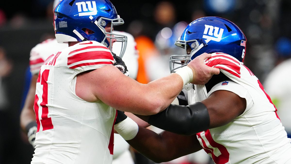 NFL, American Football Herren, USA New York Giants at Las Vegas Raiders Nov 5, 2023; Paradise, Nevada, USA; New York Giants center John Michael Schmitz Jr. (61) warms up with New York Giants guard ...