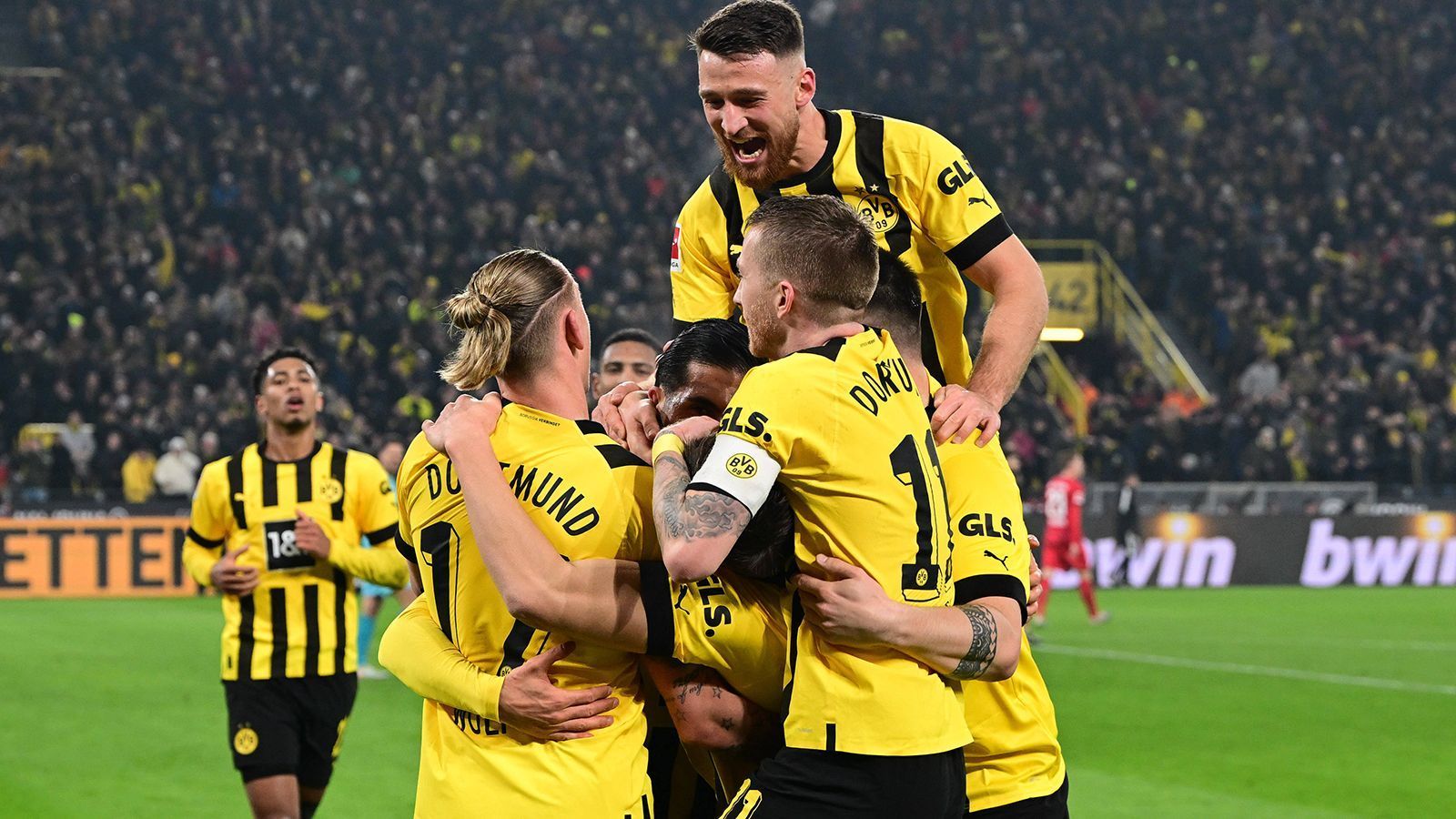 
                <strong>Mit Sieg an die Spitze: Borussia Dortmund und RB Leipzig in der Einzelkritik</strong><br>
                Borussia Dortmund ist zumindest für eine Nacht Bundesliga-Tabellenführer. Zum Start des 23. Spieltags baute der BVB mit dem 2:1 über RB Leipzig seine Siegesserie weiter aus. ran hat die Profis beider Teams benotet.
              