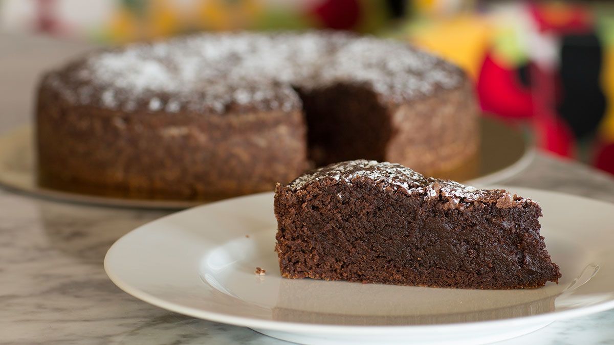 Schlemmen erlaubt! Bei diesem Schokokuchen wird kein Zucker verwendet und dennoch schmeckt der gesunde Kuchen saftig, süß und sooo schokoladig. 