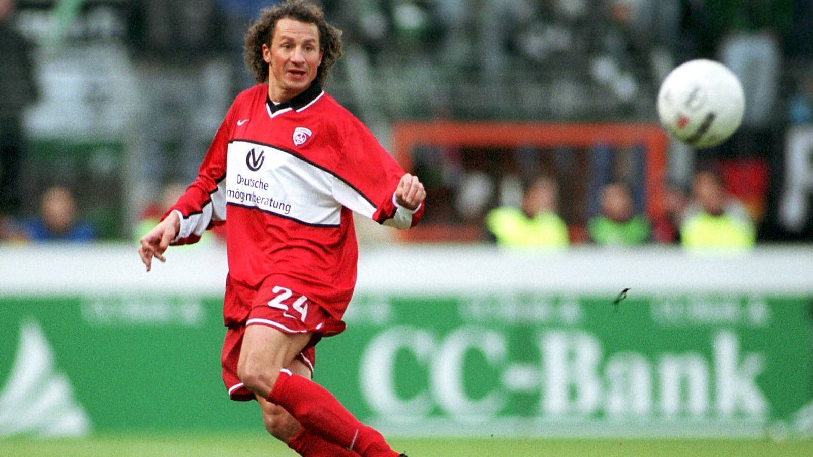 
                <strong>Harry Koch</strong><br>
                Zugegeben, über Rheinland-Pfalz hinaus war Harry Koch beileibe kein Star. Bei den Fans des 1. FC Kaiserslautern galt der Abwehrspieler mit der lockigen Haarpracht allerdings als Publikumsliebling. Kein Wunder, schließlich war Koch dabei, als Lautern als Aufsteiger direkt zum Meistertitel marschierte. 2003 wechselte er schließlich zu Eintracht Trier. Insgesamt kam Harry Koch auf 187 Spiele in der 1. und 76 Spiele in der 2. Bundesliga
              