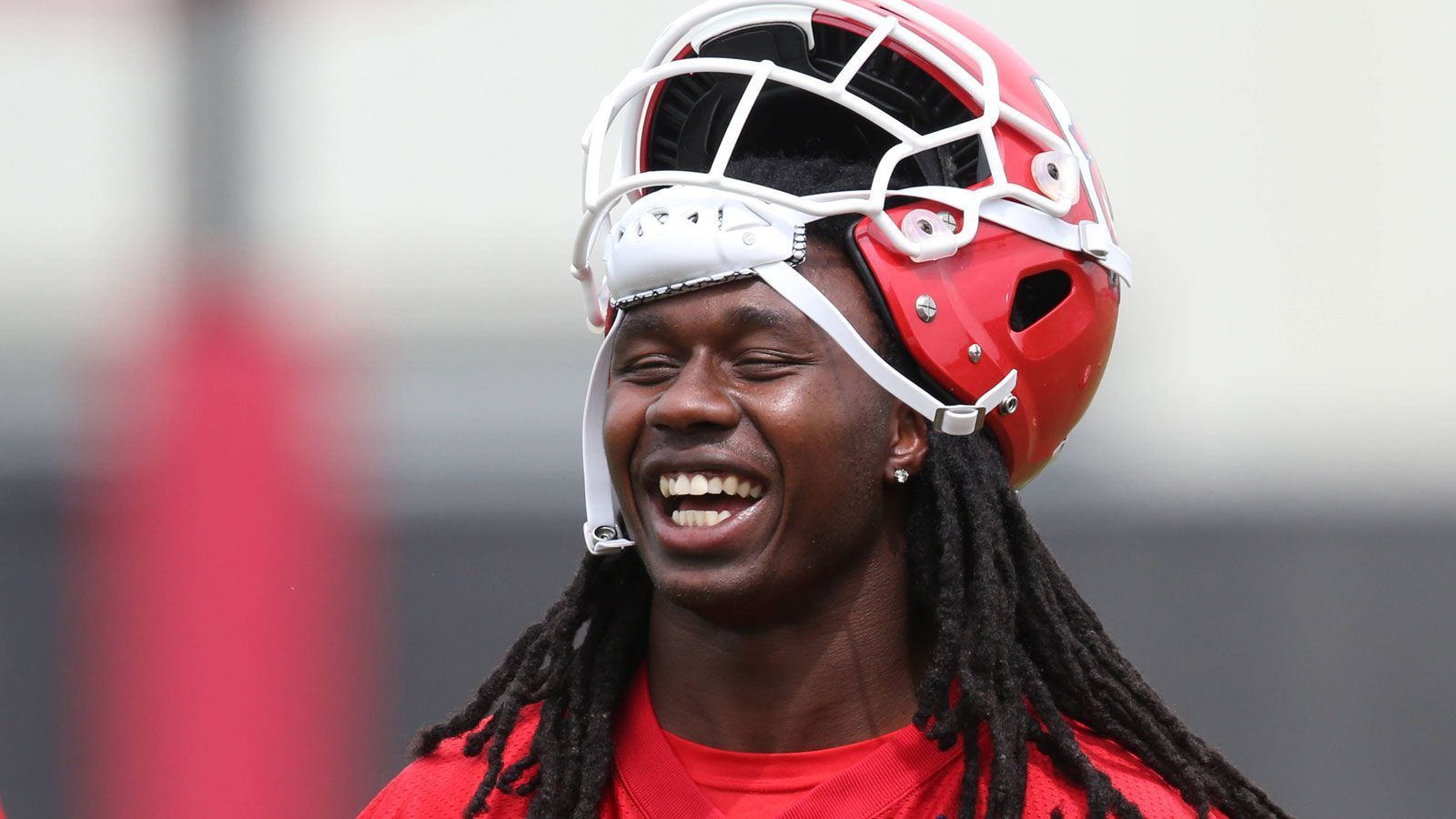 
                <strong>Sammy Watkins (Kansas City Chiefs)</strong><br>
                Auch Sammy Watkins wird künftig fürstlich bezahlt. Nachdem er die abgelaufene Saison bei den Los Angeles Rams verbrachte, hat er sich im März den Kansas City Chiefs angeschlossen und kassiert dafür 48 Millionen Dollar. Davon sind 30 Millionen Dollar für den Wide Receiver garantiert. 
              