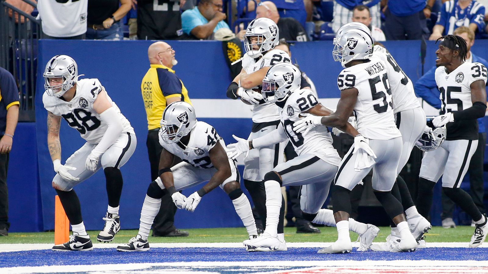 
                <strong>Platz 26: Oakland Raiders - 381,7 zugelassene Yards pro Spiel</strong><br>
                Den Oakland Raiders gelingt es nicht, gegnerische Quarterbacks in den Griff zu bekommen. Lediglich 20 Sacks verbucht das Team von Head Coach Jon Gruden in den ersten neun Partien. Wenn man nur einen richtig guten Pass Rusher hätte ... Gegen den Pass-Angriff der Gegner sieht es daher schlecht aus, die Raiders kassieren knapp 283 Yards pro Spiel durch die Luft.Turnover: 10 - Interceptions: 7 / Fumbles: 3  Sacks: 20zugelassene Punkte pro Spiel: 26,7
              