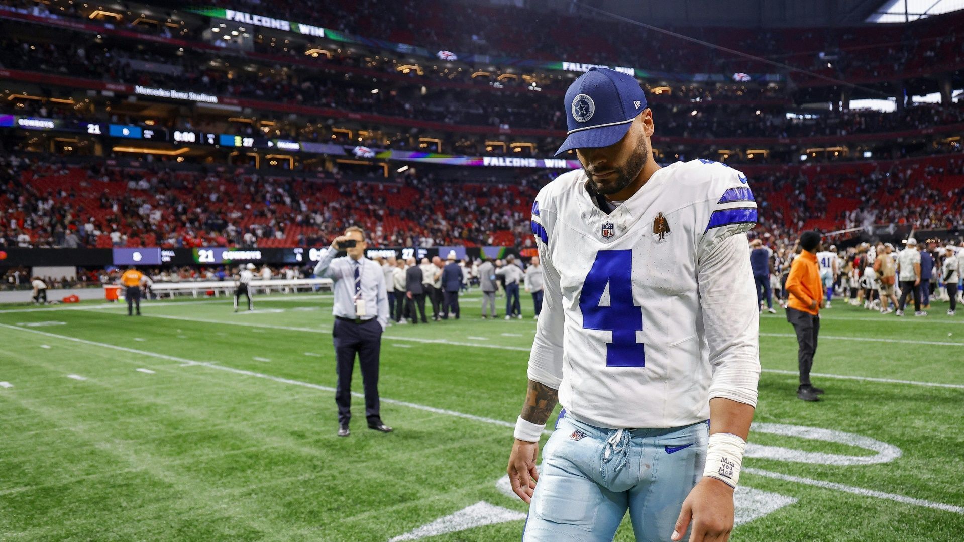 <strong>Dallas Cowboys: Dak Prescott (Quarterback)<br></strong><strong>Vertragdetails</strong>: 4 Jahre, 240 Millionen US-Dollar<br>Klar, Dak Prescott ist ein guter QB. Gleichzeitig kämpfte er zuletzt mit Verletzungen und dürfte mit 31 Jahren nicht mehr allzu viel Entwicklungspotenzial aufweisen. Sollten keine Erfolge in der Postseason in den nächsten Jahren dazukommen, dürfte der Vertrag retrospektiv streng bewertet werden.