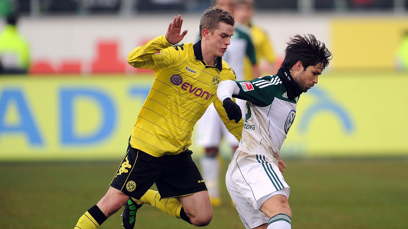 
                <strong>Sven Bender</strong><br>
                Der Defensivspieler kam für 1,5 Millionen Euro von 1860 München zum BVB, als er 20 Jahre alt war. Er sollte eine prägende Figur werden: Mit seiner kämpferischen Mentalität gab er Dortmund acht Saisons lang immer Halt. Doch Bender hatte immer wieder Probleme mit Verletzungen, kam nur in seiner zweiten Spielzeit über 30 Ligaeinsätze. Dennoch debütierte er in seiner Dortmunder Zeit für die deutsche Nationalmannschaft. 2017 wechselte er für 12,5 Millionen Euro nach Leverkusen
              