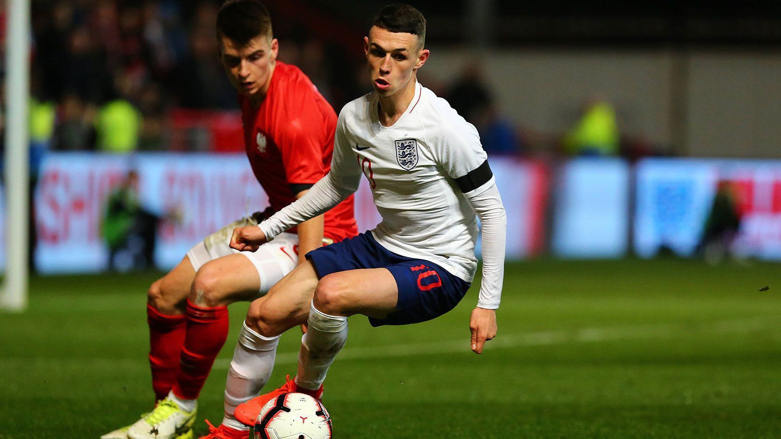 
                <strong>Phil Foden (Manchester City) </strong><br>
                Der Spielgestalter im zentralen Mittelfeld der U21. Ein ganz feiner linker Fuß und eine starke Spielübersicht zeichnen das Spiel des 18-Jährigen aus. In der laufenden Premier-League-Saison kommt Foden auf zehn Einsätze für die "Citizens". Durfte im abschließenden Gruppenspiel der Champions League gegen die TSG 1899 Hoffenheim durchspielen. Bewies im FA Cup mit drei Toren in drei Spielen (zweimal Startelf) zusätzlich seine Torgefahr. Eines der größten Talente im englischen Nachwuchs.
              