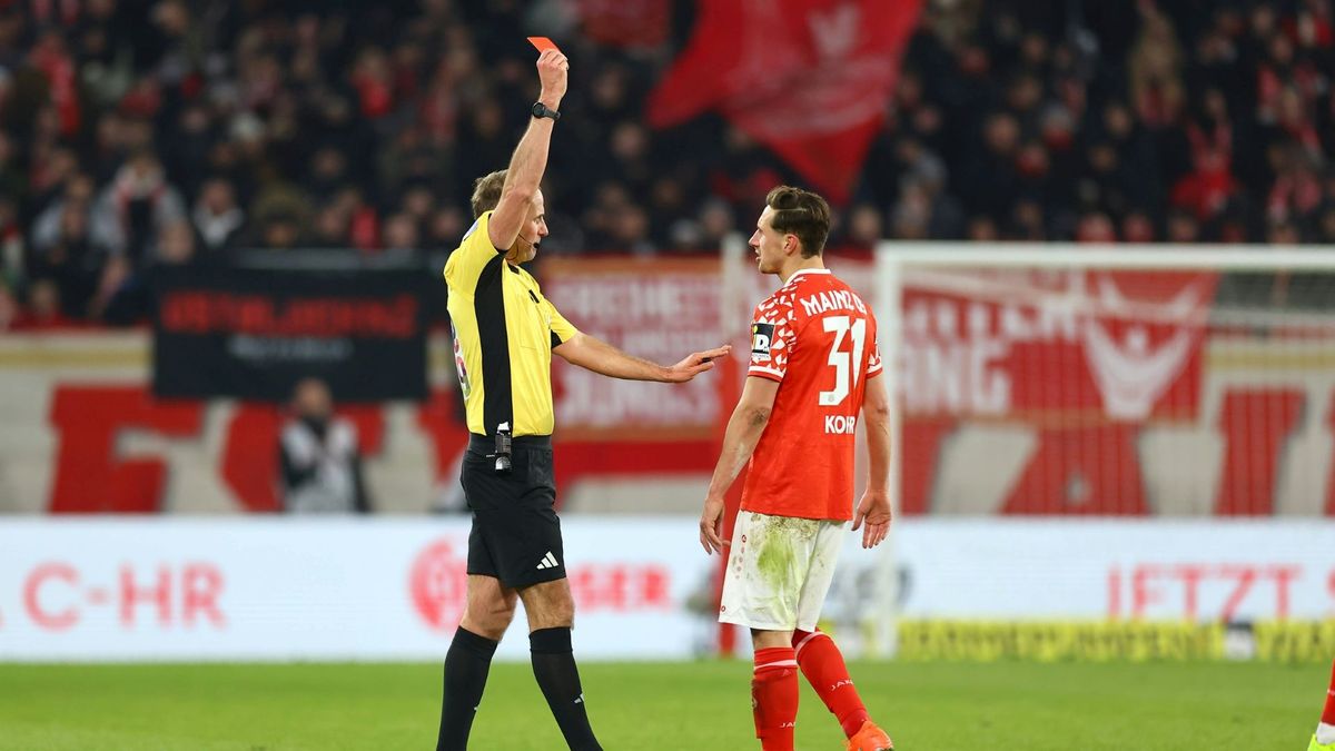 Schiedsrichter Sascha Stegemann zeigt Dominik Kohr Rot