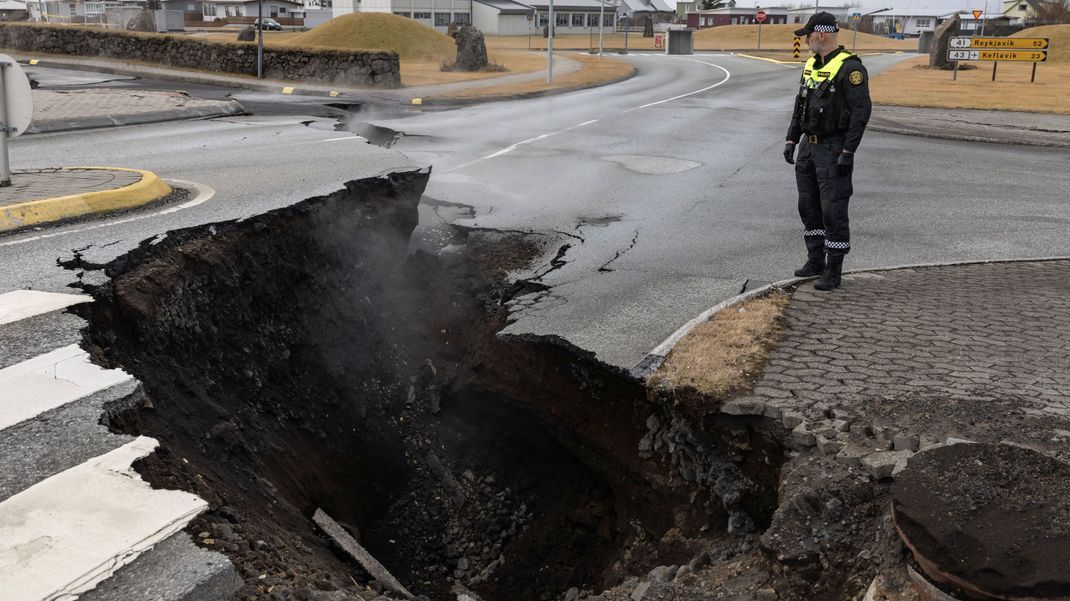 Die Straße zum isländischen Ort Grindavik weist bereits massive Schäden durch die vulkanischen Aktivitäten auf. 