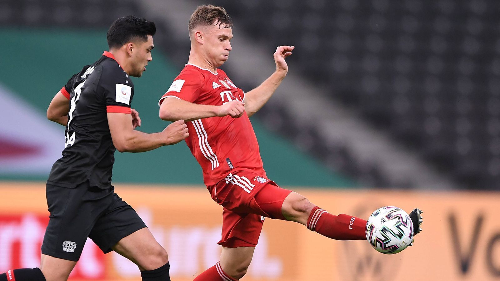 
                <strong>Joshua Kimmich </strong><br>
                Mit einer starken Balleroberung und einem genialen Zuspiel auf Serge Gnabry bereitet er das 2:0 vor. Kimmich ist im Mittelfeld gefühlt überall anzutreffen, gewinnt viele Bälle und Zweikämpfe, bringt fast all seine Pässe ins Ziel. Auch an der Entstehung des 4:1 ist er beteiligt. ran-Note: 1
              