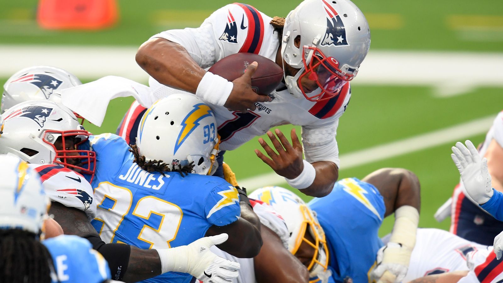 
                <strong>Week 13: Cam Newton mit seinem 10. Spiel mit zwei Rushing Touchdowns</strong><br>
                Zudem war es sein 10. Spiel mit zwei Touchdowns, die er per Lauf erzielte. Auch dies hatte kein Passgeber zuvor in der Geschichte der NFL erzielt.
              