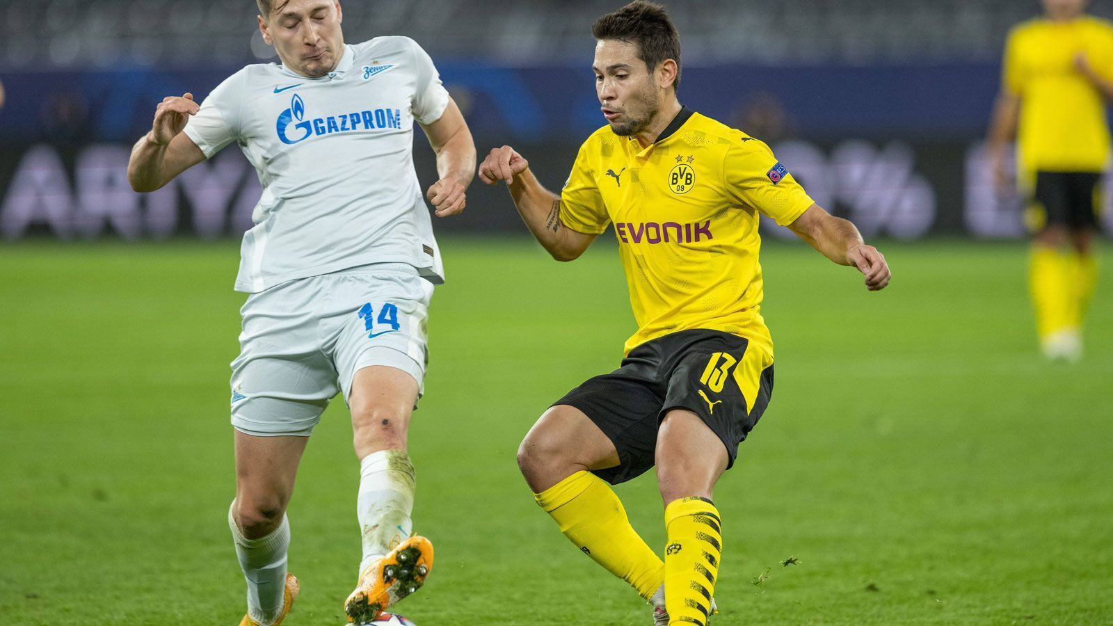 
                <strong>Raphael Guerreiro</strong><br>
                Ist bemüht, aber in der ersten Halbzeit genauso glücklos wie seine Kollegen. Auch danach ohne große Akzente. Enttäuschend. ran.de-Note: 5
              
