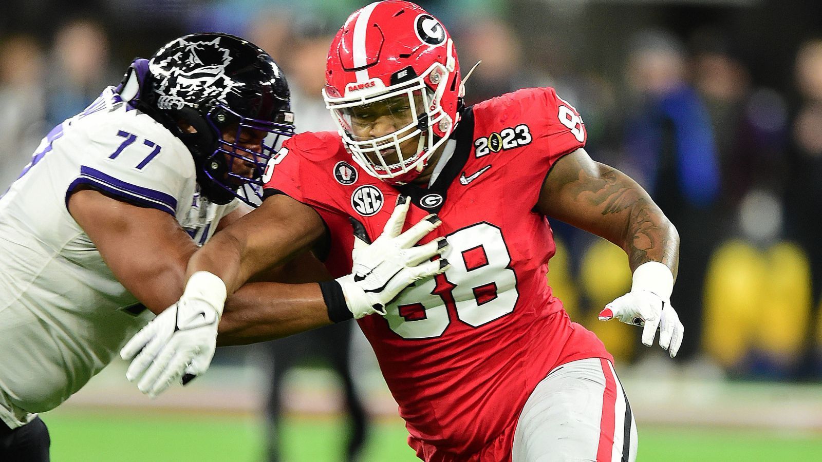 
                <strong>5. Pick: Seattle Seahawks - DT Jalen Carter (Georgia)</strong><br>
                Es wurde viel geschrieben um Jalen Carter, beim Combine zeigte er sich außer Form und beim örtlichen Polizeipräsidium mehr als ein Mal vorstellig. Allerdings: Wenn ihn einer in den Griff bekommt, dann Pete Carroll. Carter ist zu gut, um ihn an Stelle der Seahawks an Nummer fünf nicht zu nehmen.
              