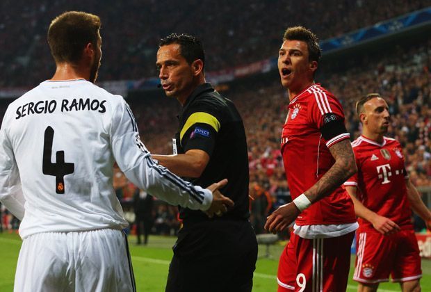 
                <strong>Bayern München - Real Madrid 0:4</strong><br>
                Und es gibt die ersten Diskussionen: Mario Mandzukic (2.v.r.) ist sich mit Sergio Ramos (l.) nicht ganz einig.
              