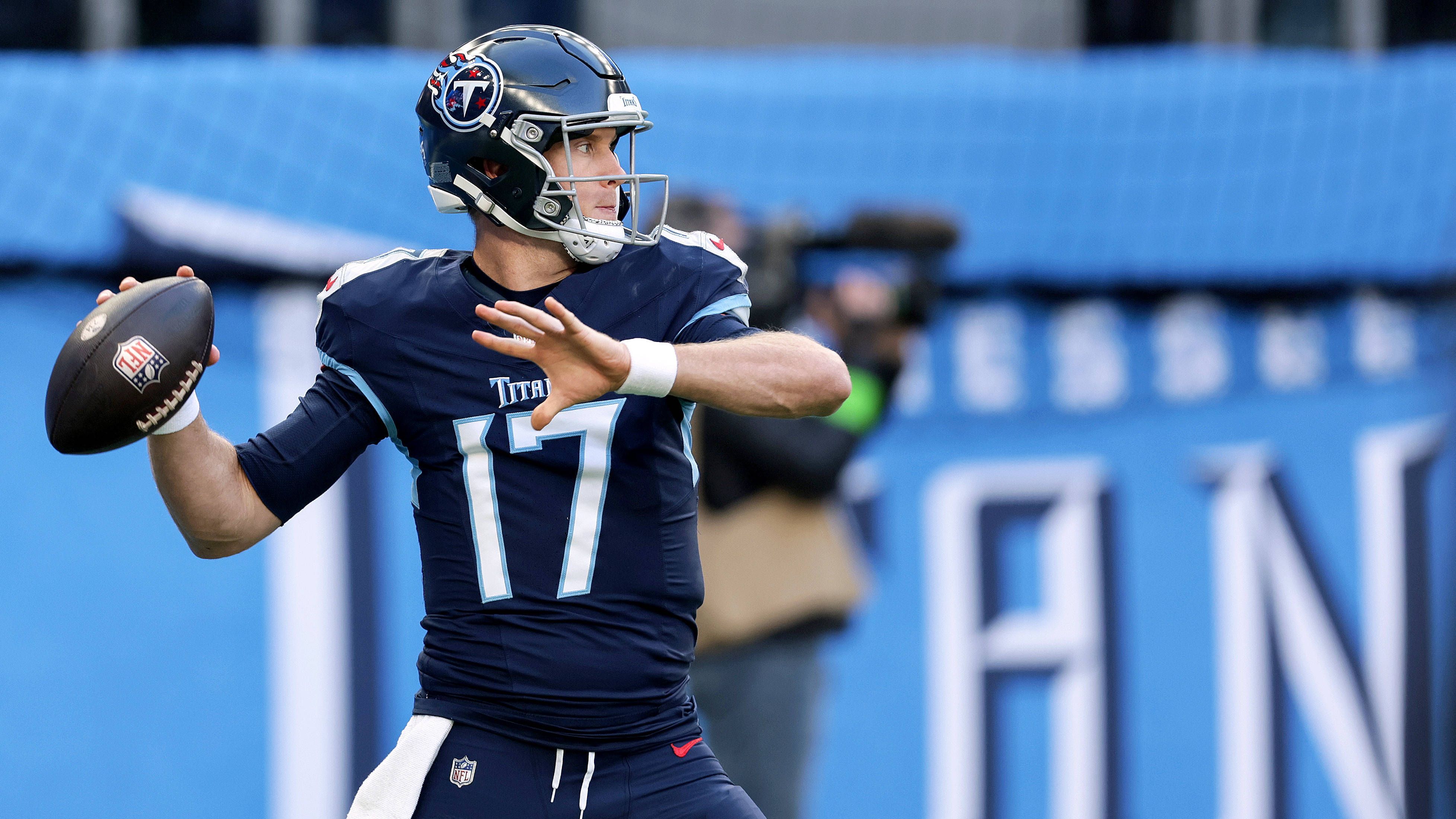 <strong>Ryan Tannehill (Tennessee Titans)</strong><br>Tannehill hat mit hoher Wahrscheinlichkeit seinen Job als Titans-Starter an Rookie Will Levis verloren. Der 35-Jährige ist aber momentan am Knöchel verletzt, sodass seine Verfügbarkeit fraglich ist. Tannehill hat in der Vergangenheit zwar bewiesen, Teams in die Playoffs führen zu können, jüngst ließen seine Leistungen allerdings immer wieder zu wünschen übrig.