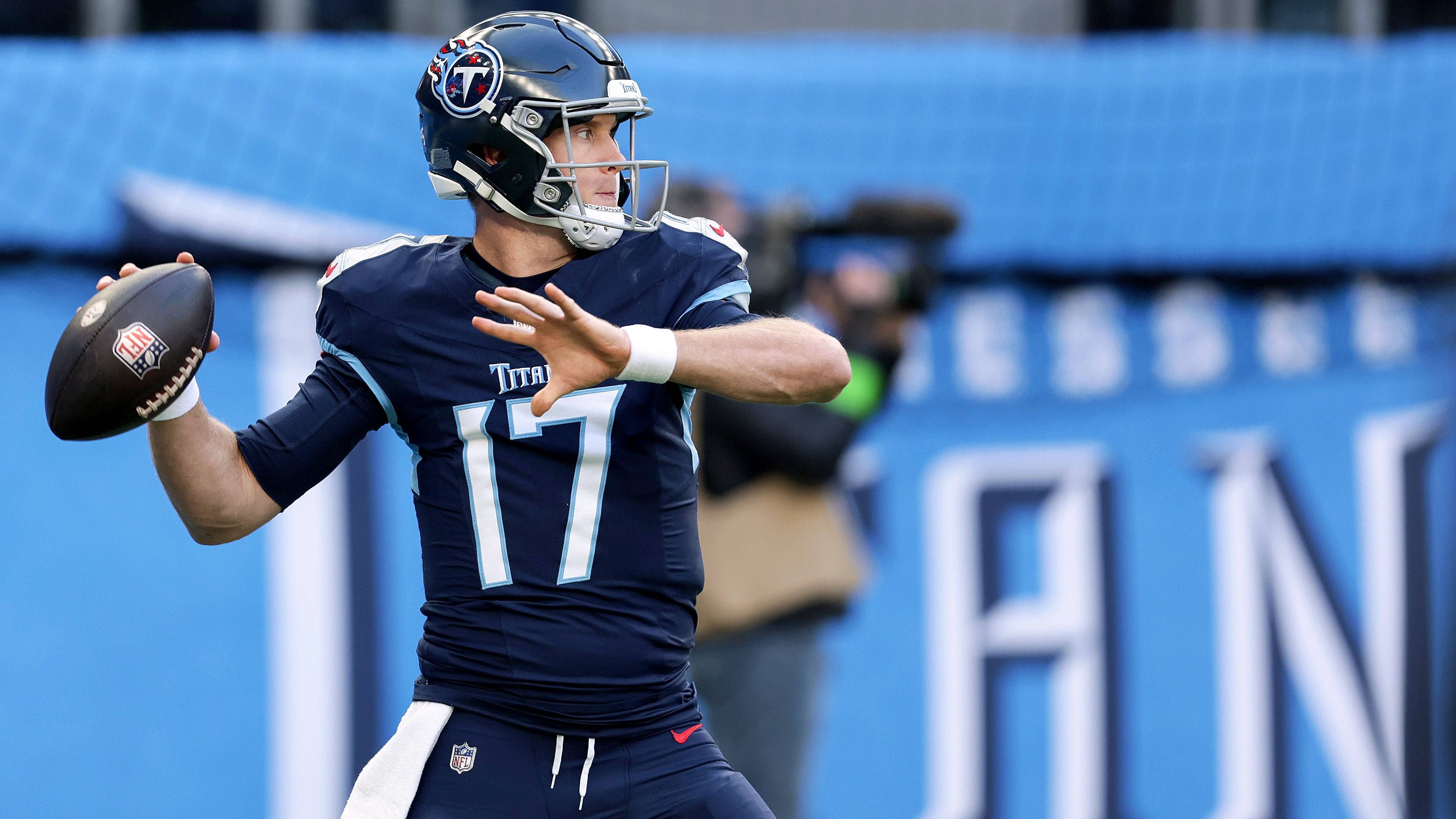 <strong>Platz 1: Tennessee Titans<br></strong>Teuer wird es aktuell für die Tennessee Titans auf der Backup-Position. Ryan Tannehill hat seinen Starter-Posten an Will Levis verloren. Er verdient pro Jahr <strong>29,5 Millionen US-Dollar</strong>. Malik Willis bekommt <strong>1.290.025 US-Dollar</strong>.&nbsp;