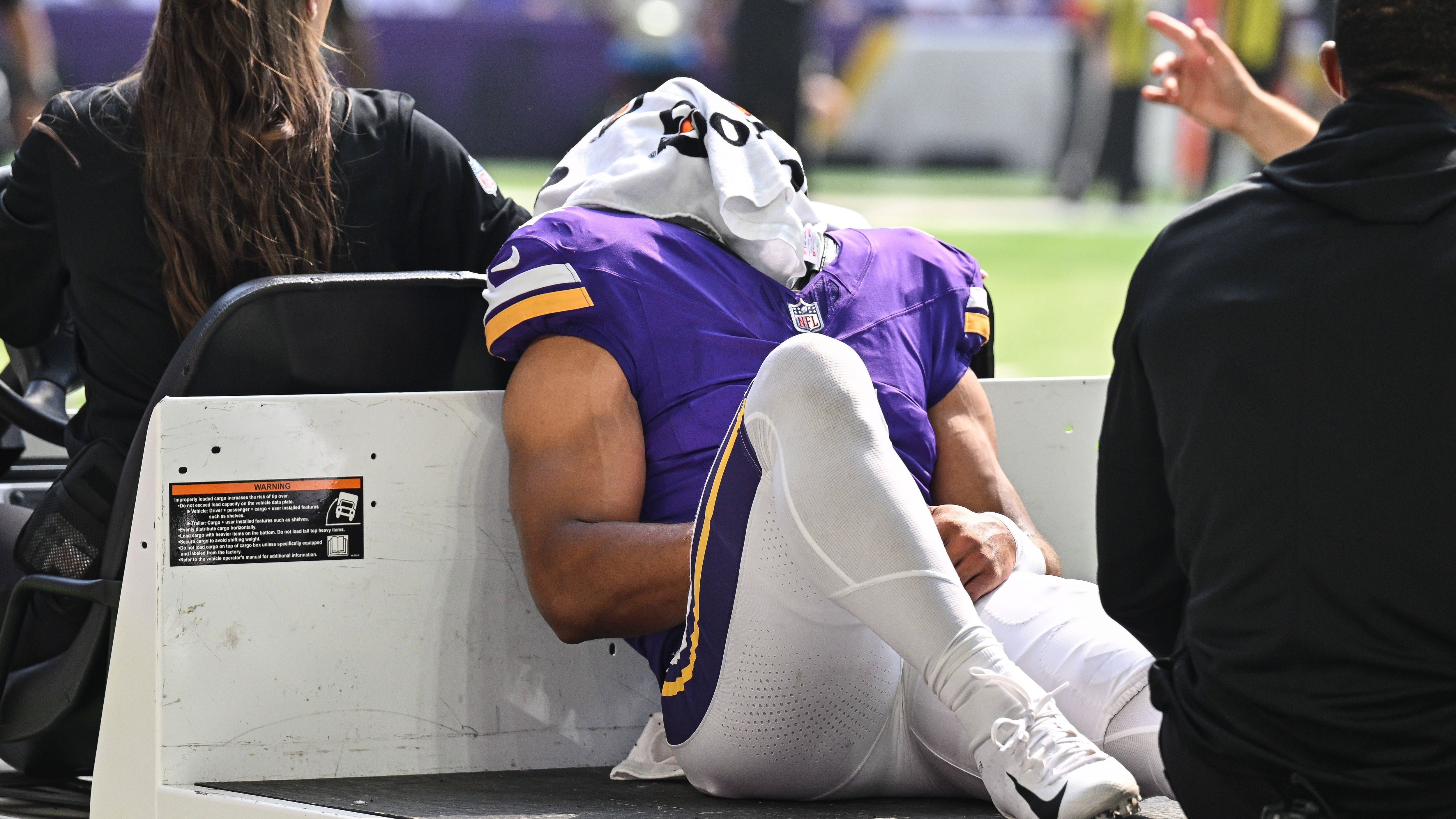<em><strong>Rondale Moore (Minnesota Vikings)</strong><br>Schocknachricht für die Minnesota Vikings und Wide Receiver Rondale Moore. Der Zweitrundenpick 2021 riss sich im Preseason-Spiel gegen die Houston Texans das Kreuzband und wird nun im zweiten Jahr in Folge die komplette Saison aussetzen müssen. Bereits im vergangenen Jahr für die Artlanta Falcons konnte er nicht ein einziges Spiel wegen einer schweren Knieverletzung machen.</em>