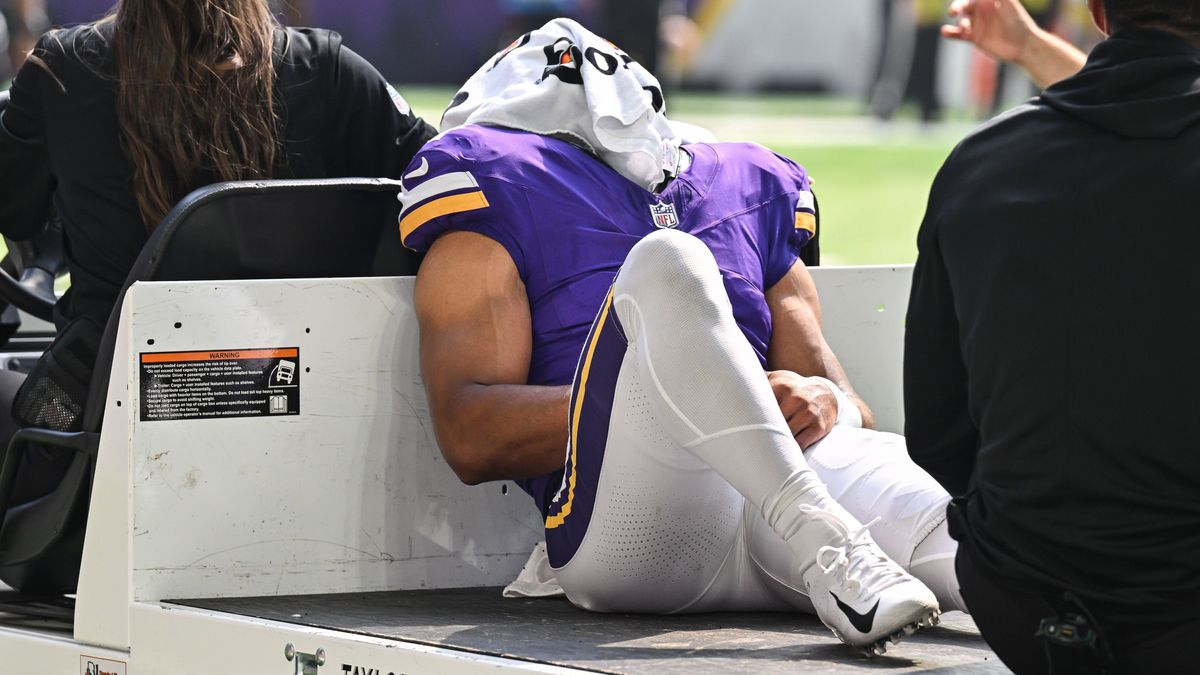 NFL, American Football Herren, USA Houston Texans at Minnesota Vikings Aug 9, 2025; Minneapolis, Minnesota, USA; Minnesota Vikings wide receiver Rondale Moore (4) is carted off the field after suff...