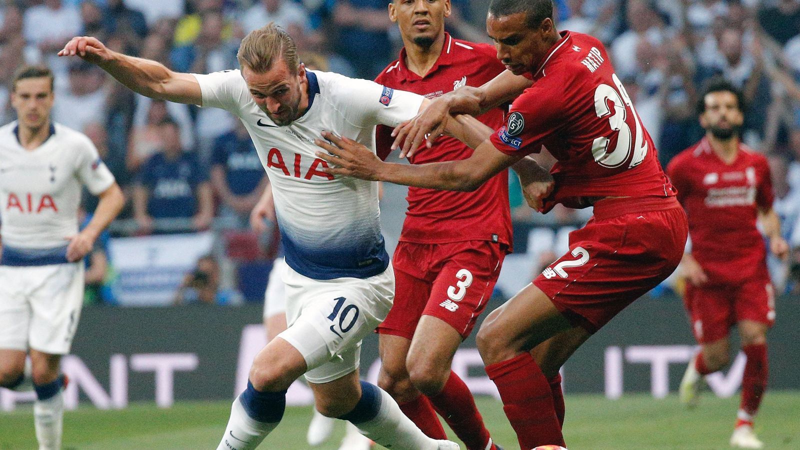 
                <strong>Harry Kane (Tottenham Hotspur)</strong><br>
                Feiert das erhoffte Comeback, ist dabei aber unglücklich, denn er tritt praktisch nicht in Erscheinung, hängt in der Luft, hat nur ganze elf Ballkontakte. Kommt auch in der zweiten Hälfte nicht ins Spiel. ran-Note: 5
              