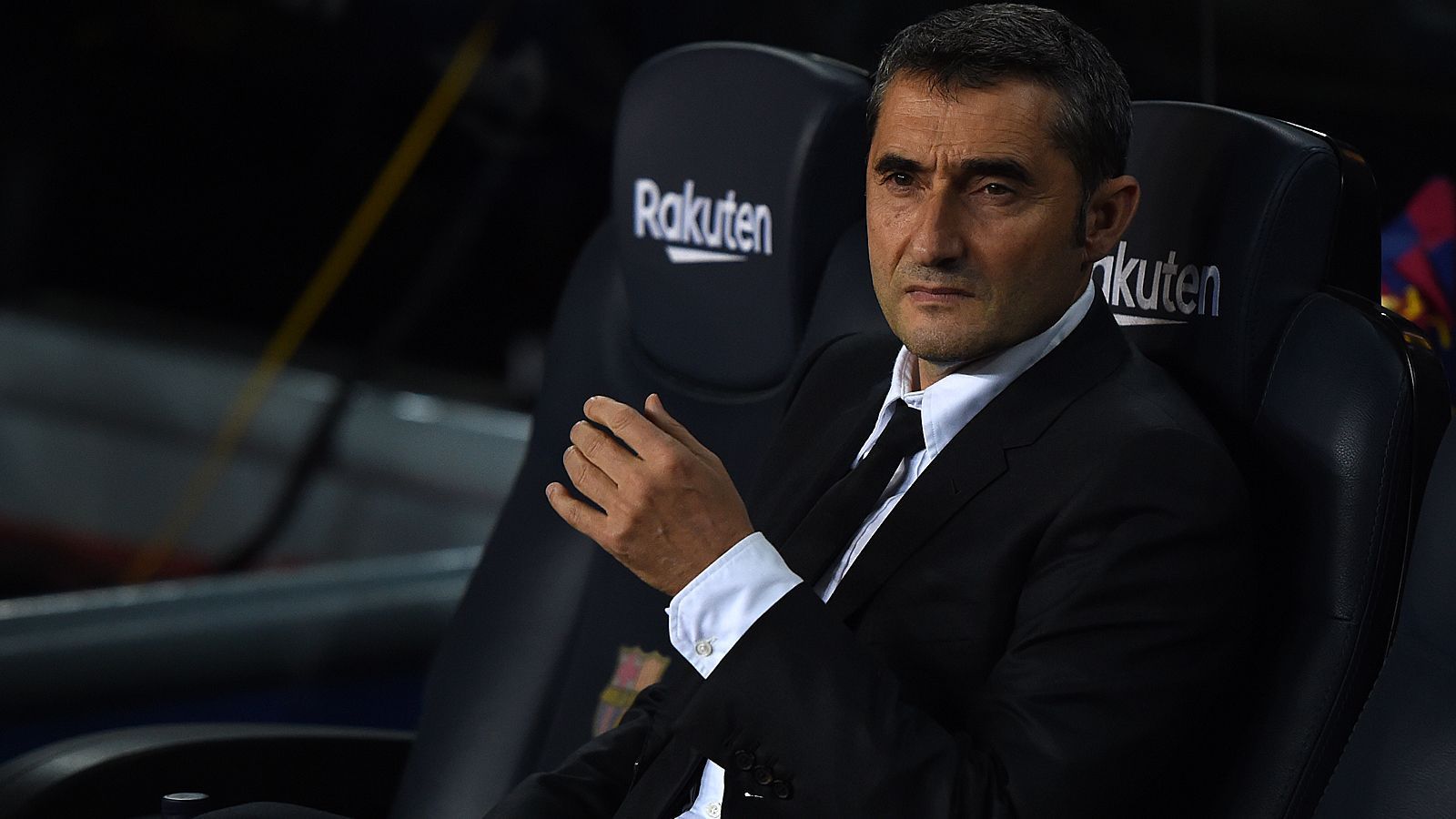 
                <strong>Skeptischer Trainer</strong><br>
                Zugegeben: Ernesto Valverde versteht es, sich den Spaß an der Arbeit nicht gerade im Gesicht ablesen zu lassen. In diesem Fall passt die Mimik des Barca-Coaches aber perfekt zur Darbietung seines Teams.
              