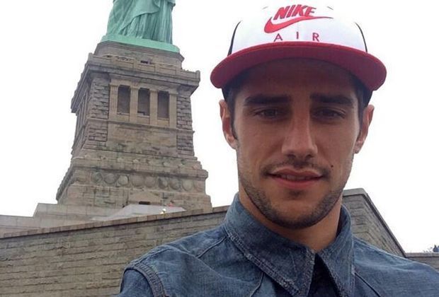 
                <strong>Lars Stindl</strong><br>
                Lars Stindl postet ein Selfie mit der Freiheitsstatue. Der Spieler von Hannover 96 verbringt seinen Urlaub in New York City. 
              