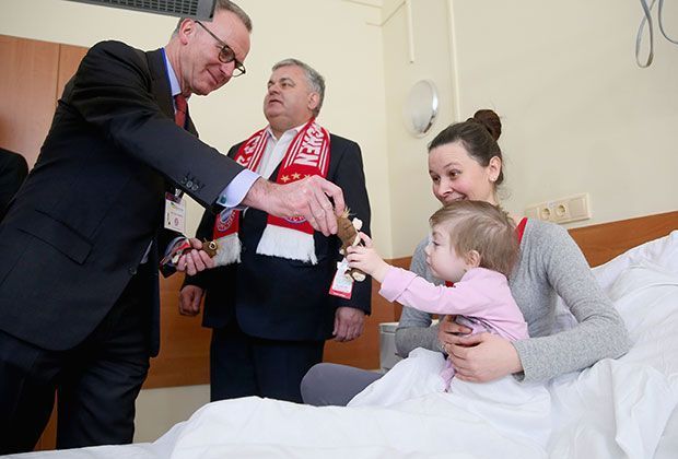 
                <strong>FC Bayern in der Ukraine: Hilfe für Krankenhaus</strong><br>
                Am Morgen vor dem Champions-League-Spiel gegen Schachtjor Donezk besuchen Karl Hopfner, Christian Dreesen und Karl-Heinz Rummenigge das Municipal Hospital in Lemberg. Und die Verantwortlichen des FC Bayern haben mehr mitgebracht als nur Kuscheltiere für die kleinen Patienten.
              