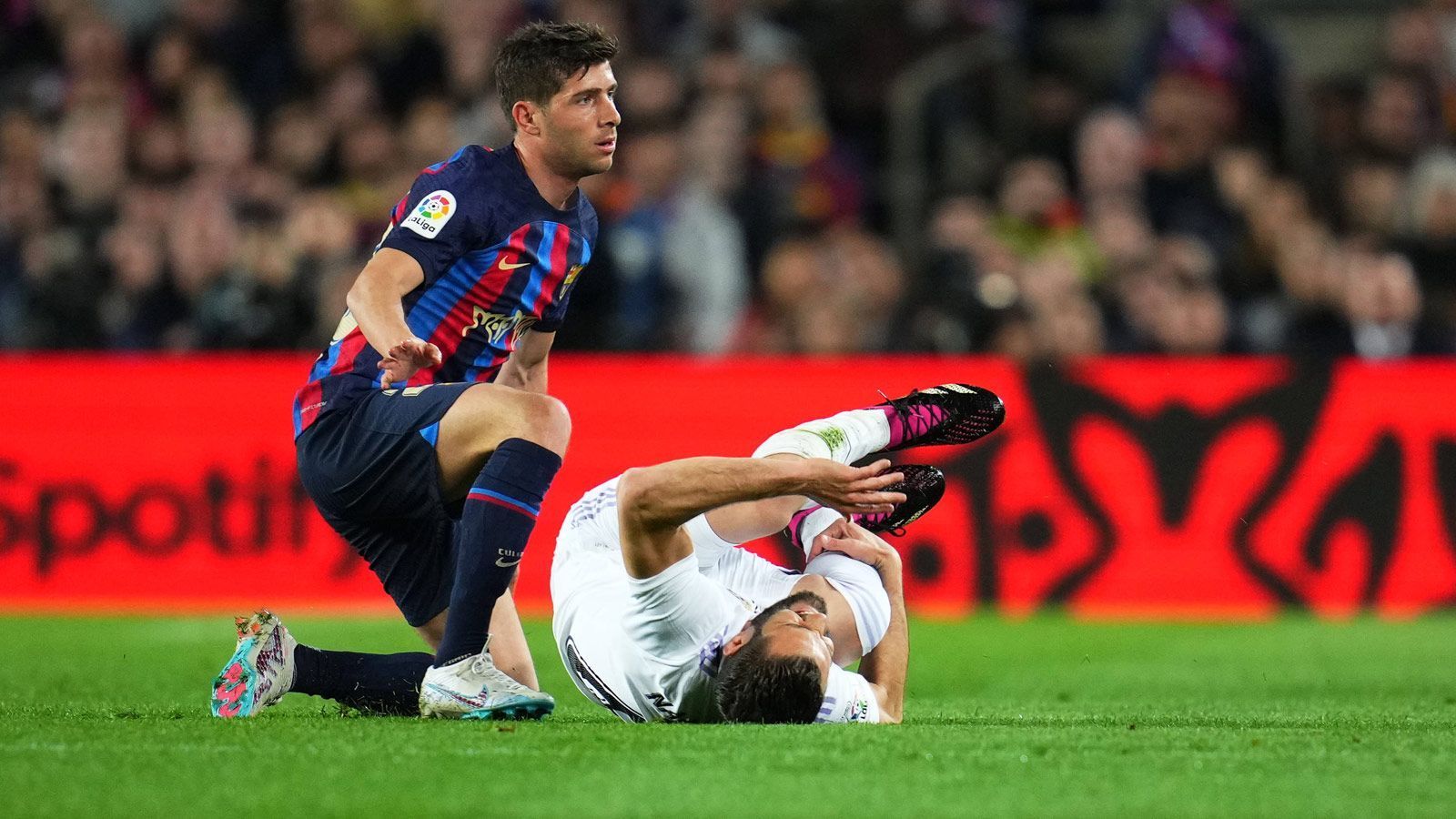 
                <strong>Sergi Roberto (FC Barcelona)</strong><br>
                Als Pedri-Vertreter im Mittelfeld aufgeboten, überzeugt das Eigengewächs mit Offensivdrang, ist dabei aber manchmal etwas übereifrig. Kurz vor der Pause er nach einem Durcheinander im Strafraum überlegt das 1:1. Der Treffer gibt Sergi Roberto spürbar Rückenwind. Bei einem Real-Konter bettelt er mit einem taktischen Foul an Modric erfolgreich um die Gelbe Karte. Nach 75 Minuten ist Feierabend, weil Kessie ihn ersetzt. ran-Note: 2
              