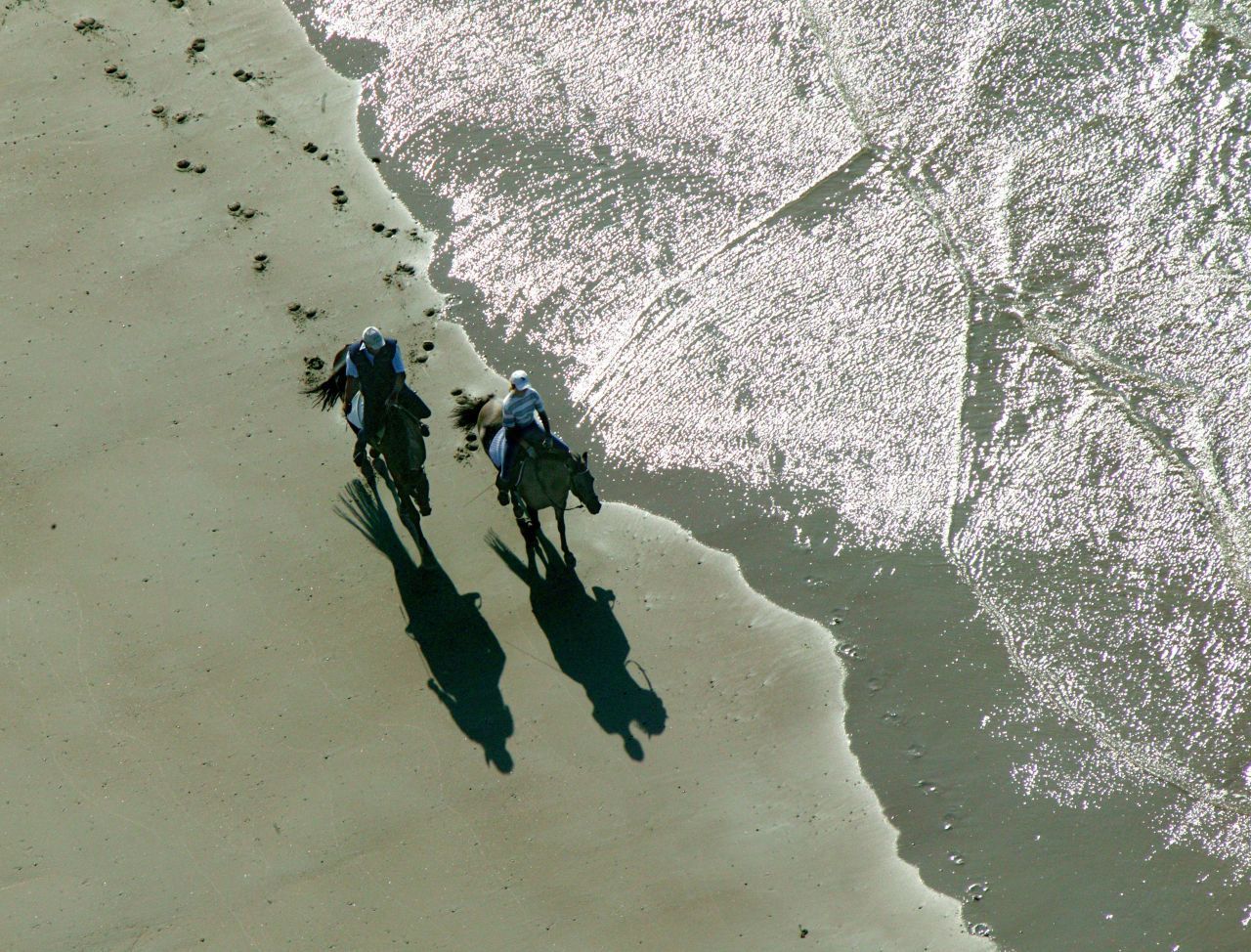 Nordsee at its best! Auf Norderney kann man viele schöne Dinge tun. Insider empfehlen diese drei "Aktivitäten": 1. Ausreiten: Die Ostfriesische Insel verfügt über ein 40 Kilometer langes Netz an Reitwegen, die am Strand entlang und durch die Dünen führen. 2. Eine Thalasso-Behandlung buchen: Champagner-Luft, klares Meerwasser, Schlick, Sand, Salz und Algen - die Schätze der Nordsee - haben auf Norderney die traditionelle Heilk