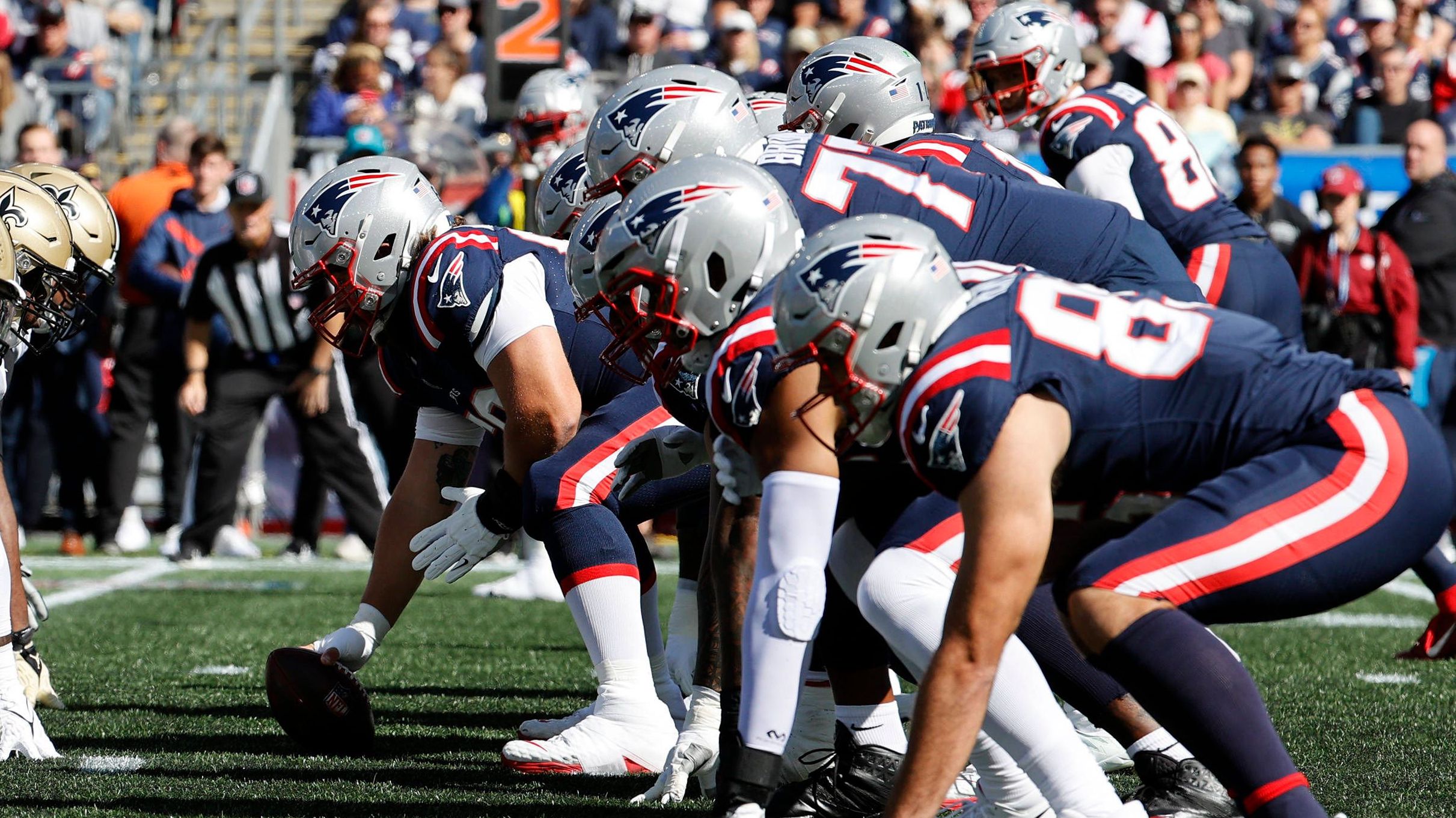 <strong>Gewinner: Offensive Line der New England Patriots<br></strong>Mit Wohlwollen hat man bei den Patriots vernommen, dass die Commanders mit Young und auch Montez Sweat quasi ihren gesamten Pass Rush weggetradet haben. Die löchrige Offensive Line der "Pats" wäre vermutlich in Woche neun von der Defensive Line, dem ehemaligen Prunkstück Washingtons, dominiert worden.