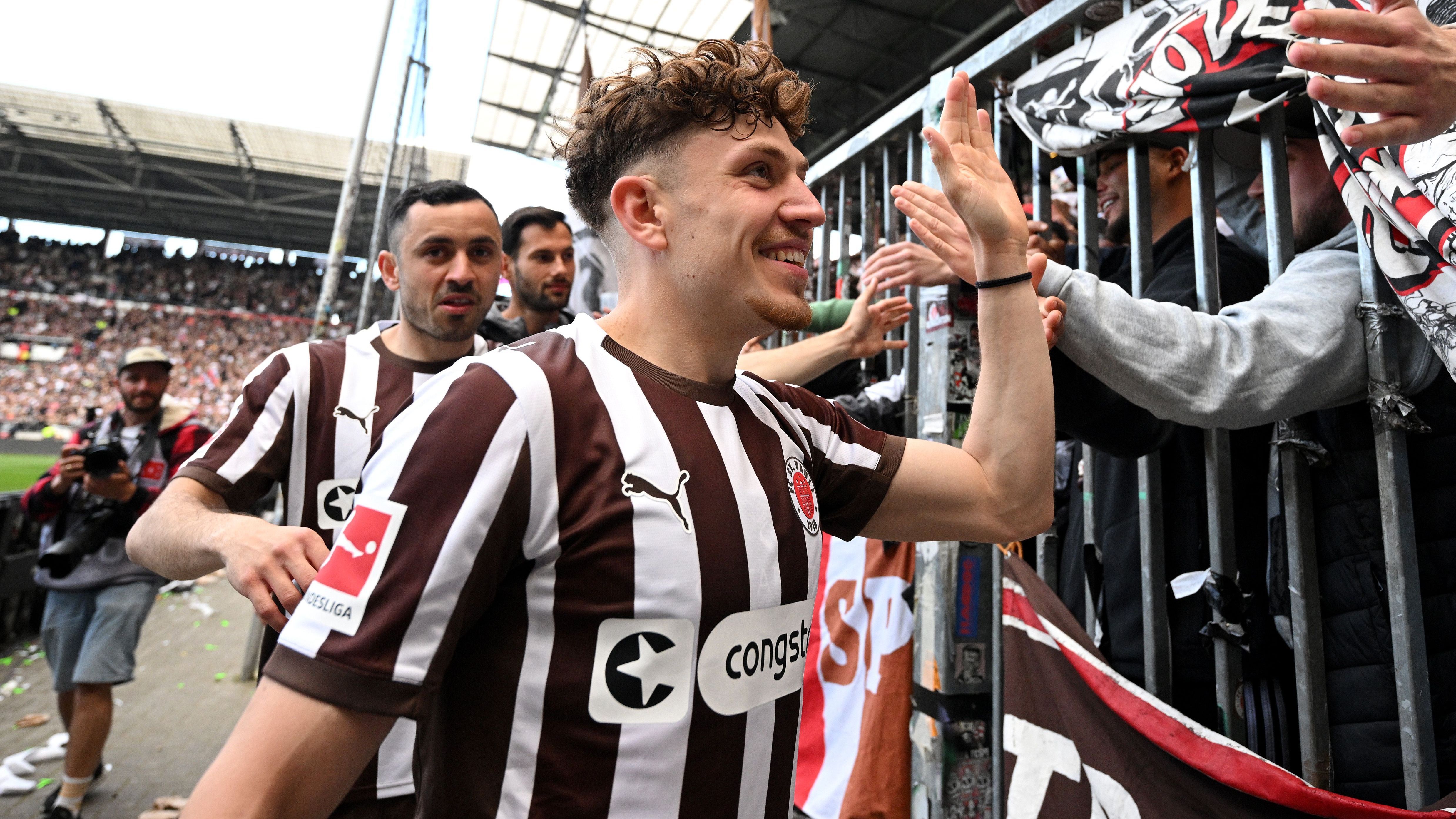 <strong>FC St. Pauli - Heimtrikot</strong><br>Bei der Heimniederlage gegen Bochum (0:2) am 34. Spieltag trugen die Spieler des FC St. Pauli schon das Trikot für die Saison 2025/26. Es "spiegelt die Werte des FC St. Pauli wider - getreu dem Motto 'Braun. Weiß. Fürs Spiel'" werben die Hamburger auf ihrer Homepage für das neue Trikot, "mit den klassischen Längsstreifen bringt das Trikot die Geschichte unseres Vereins auf den Rasen und verbindet Vergangenheit mit Zukunft".