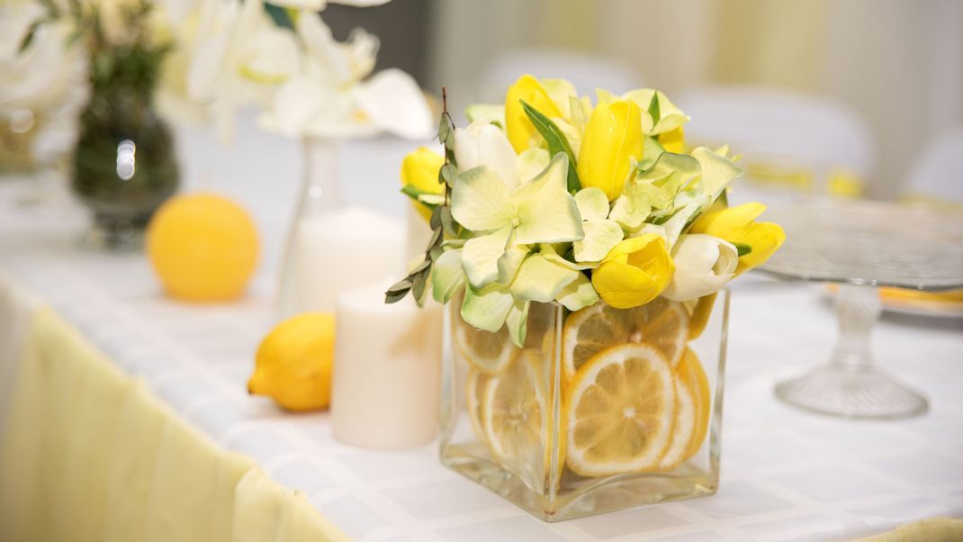 Zitronenscheiben hübschen gläserne Vasen noch ein wenig auf.