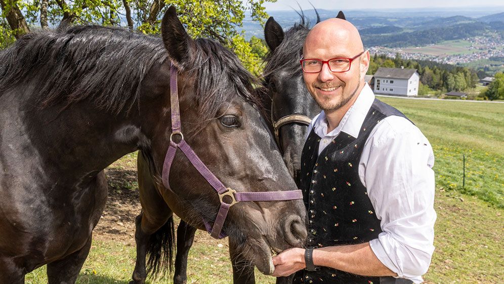 Christian ist Nebenerwerbsbauer mit Mutterkuhhaltung, Schafhaltung und Forstwirtschaft. 