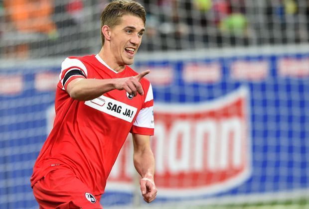 
                <strong>Nils Petersen zum SC Freiburg</strong><br>
                Werder Bremen hat seinen Stürmer Nils Petersen zum direkten Konkurrenten Freiburg ziehen lassen. Gleich in seiner ersten Bundesliga-Partie gegen Frankfurt traf Petersen drei (!) Mal. Ob Werder den Transfer schon bereut?
              